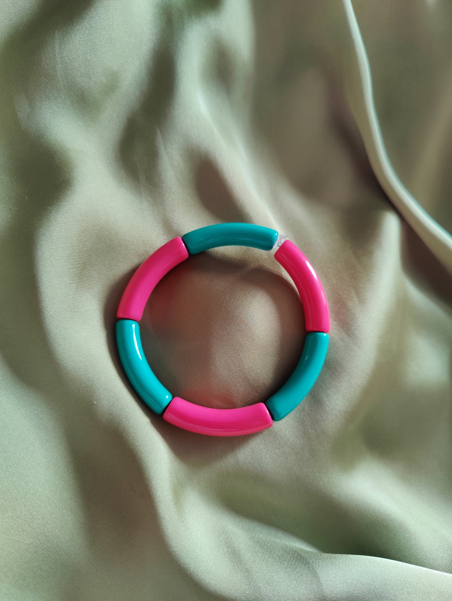 Bracelet élastique, perles tubes colorés