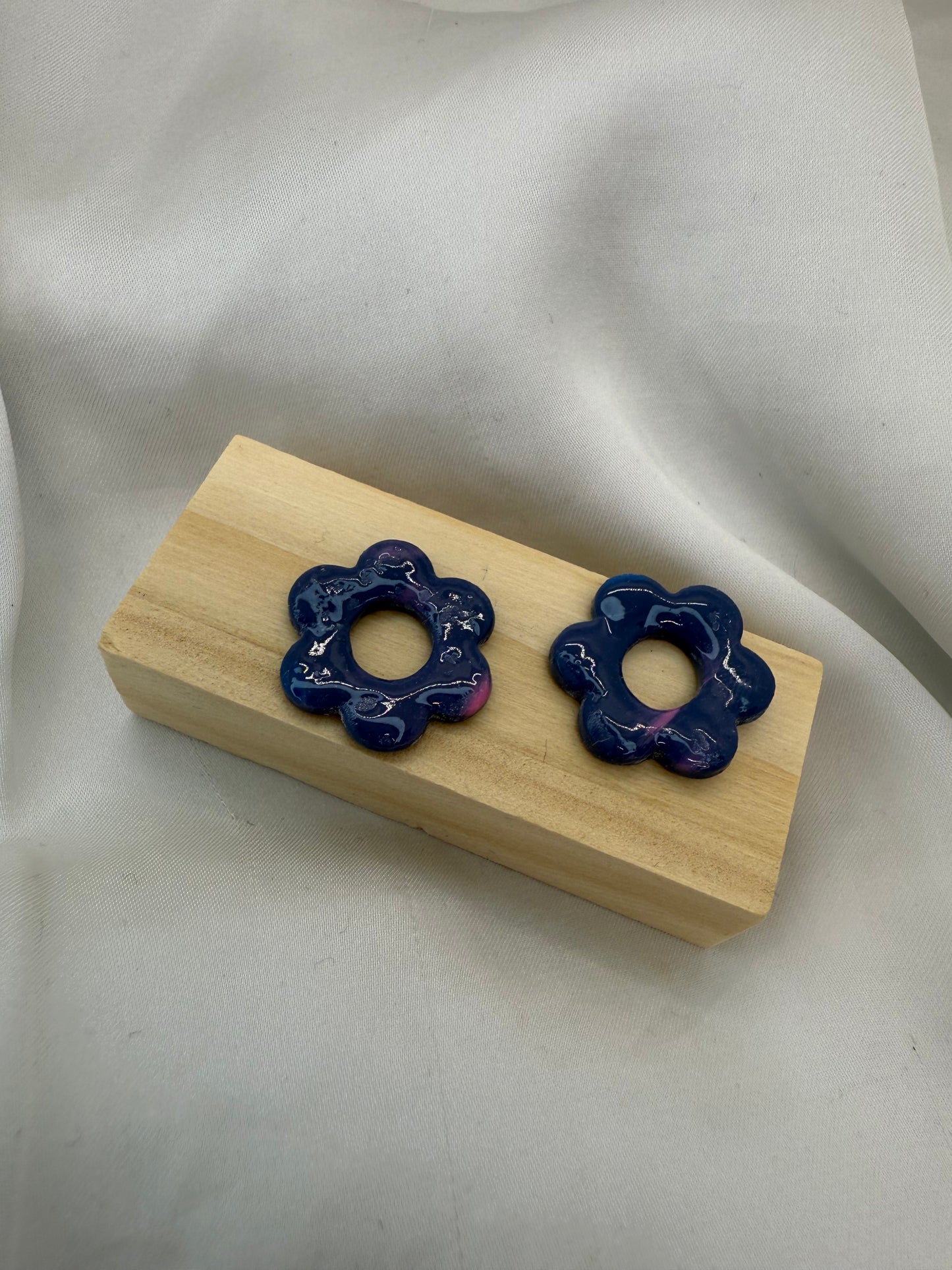 boucles d'oreilles personnalisables en formes de fleurs de 2,5cm environ avec six branches en pâte polymère, couleur bleu nuit avec des légères traces de rose pale .
possibilité de nous demander d'autres couleurs.