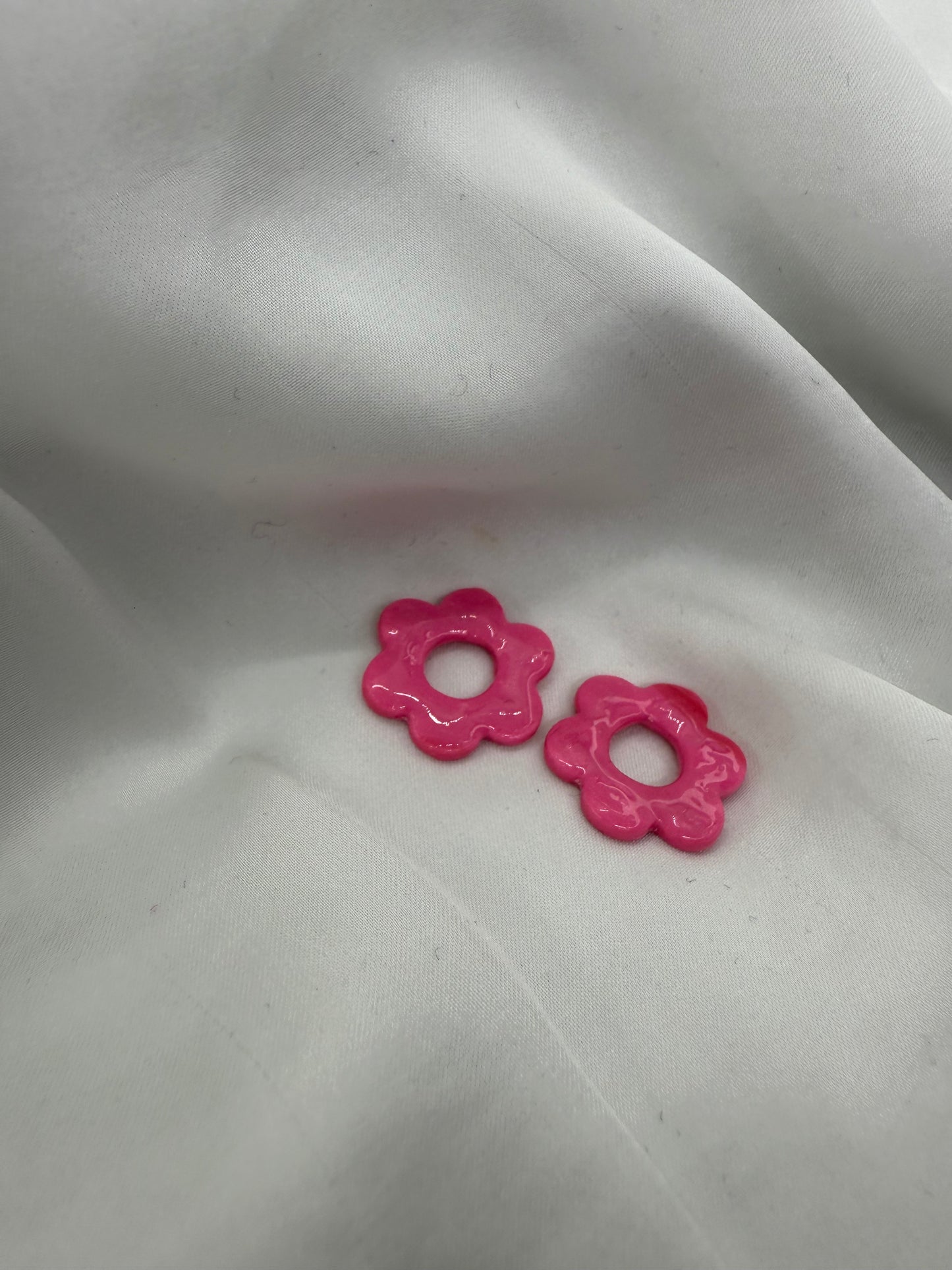 boucles d'oreilles personnalisables en formes de fleurs de 2,5cm environ avec six branches en pâte polymère, couleur rose fushia.
possibilité de nous demander d'autres couleurs.