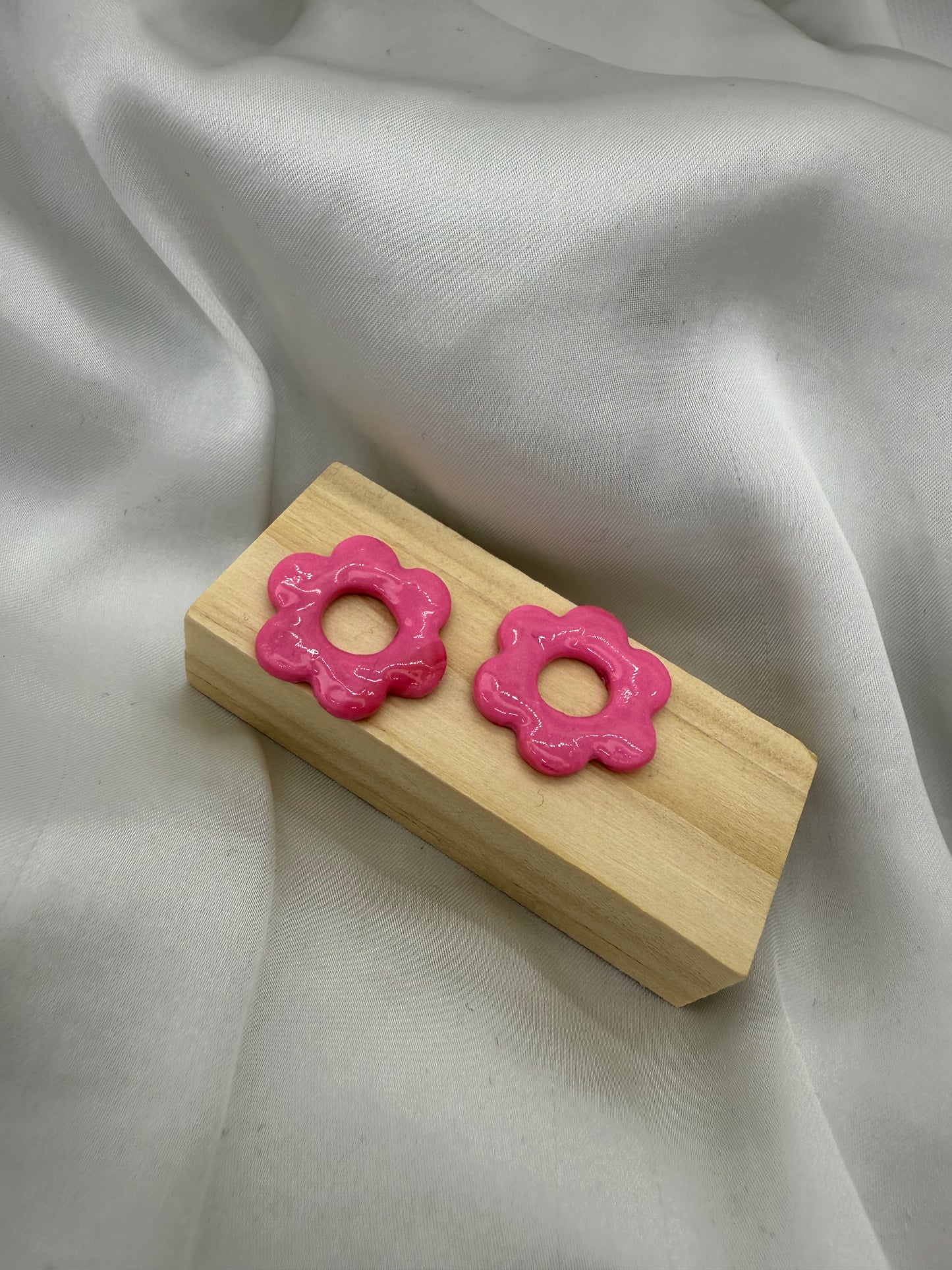 boucles d'oreilles personnalisables en formes de fleurs de 2,5cm environ avec six branches en pâte polymère, couleur rose fushia.
possibilité de nous demander d'autres couleurs.