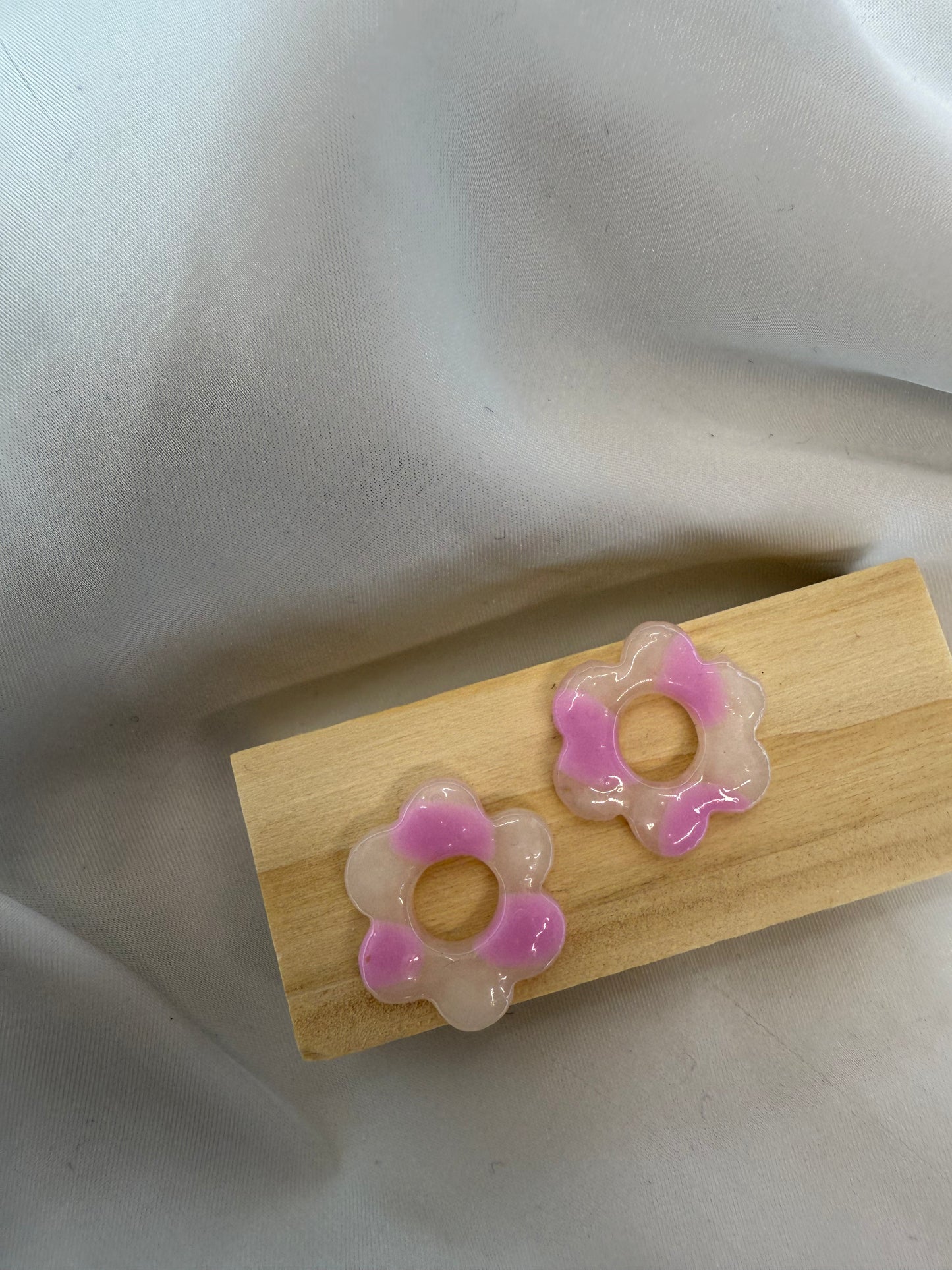 boucles d'oreilles personnalisables en formes de fleurs de 2,5cm environ avec six branches en pâte polymère, couleur blanc transparent avec des poids rose pâle.
possibilité de nous demander d'autres couleurs.