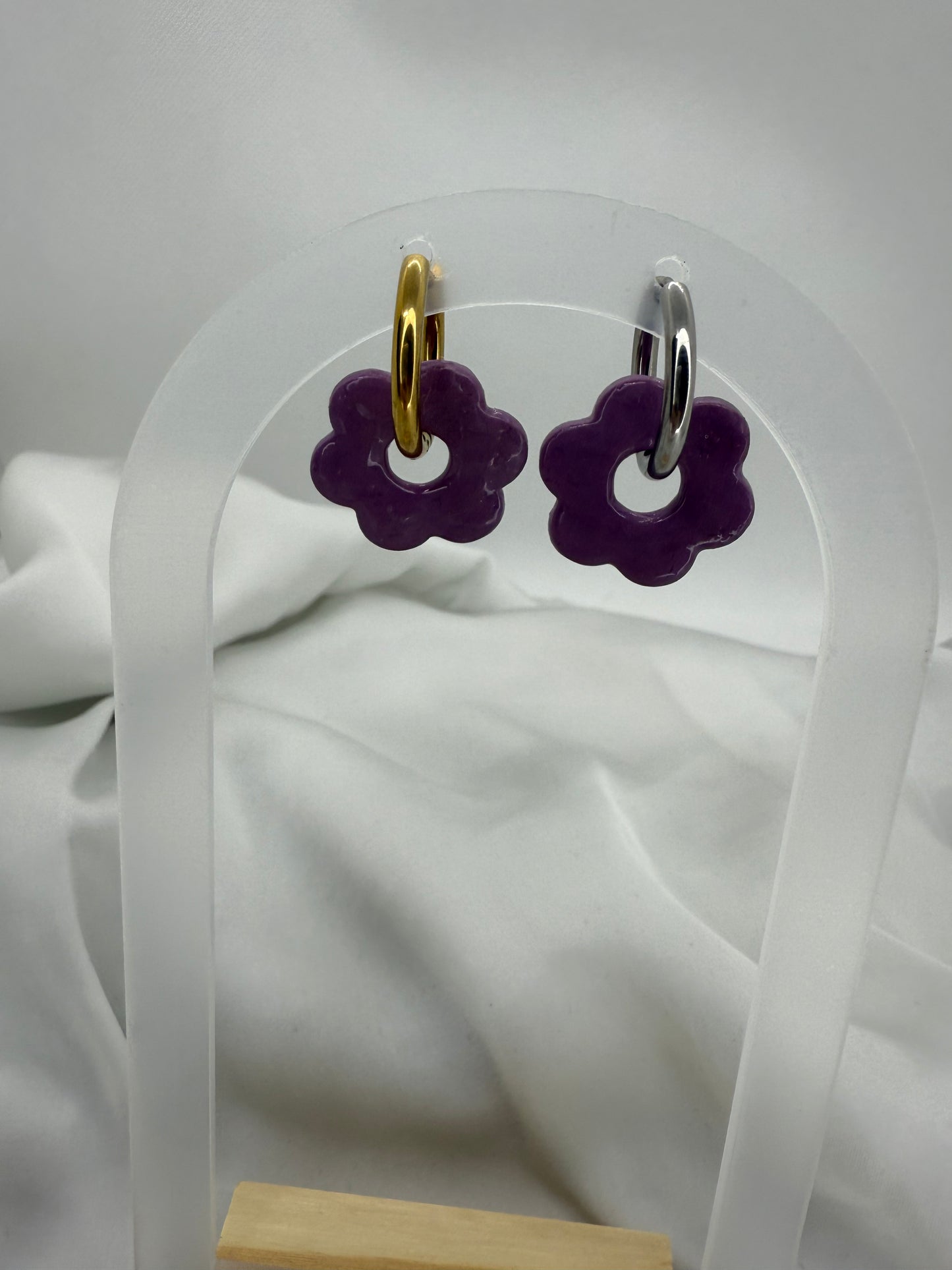 boucles d'oreilles personnalisables en formes de fleurs de 2,5cm environ avec six branches en pâte polymère, couleur violet foncé.
possibilité de nous demander d'autres couleurs.