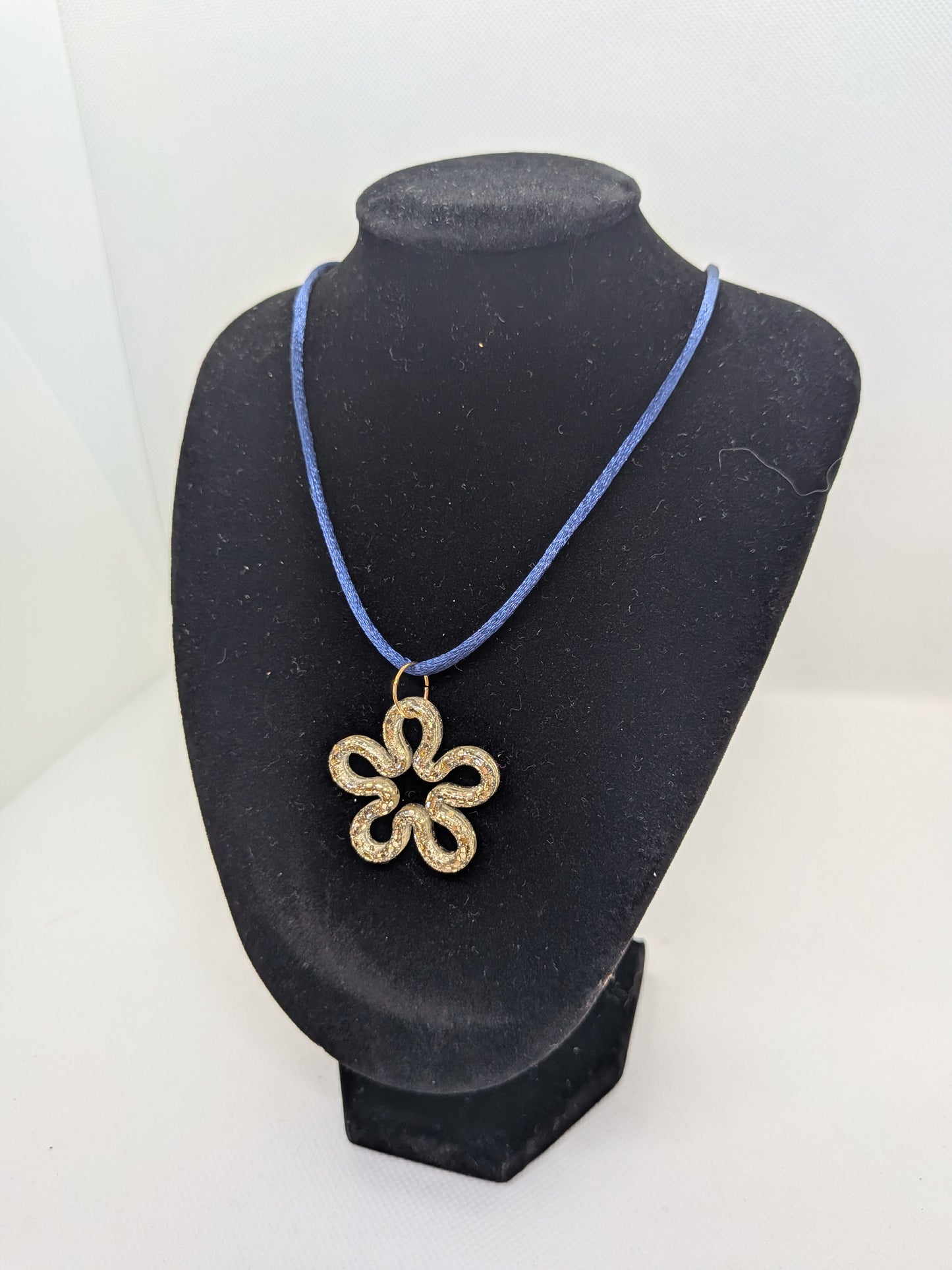 Collier tisssu bleu marine fleur doré