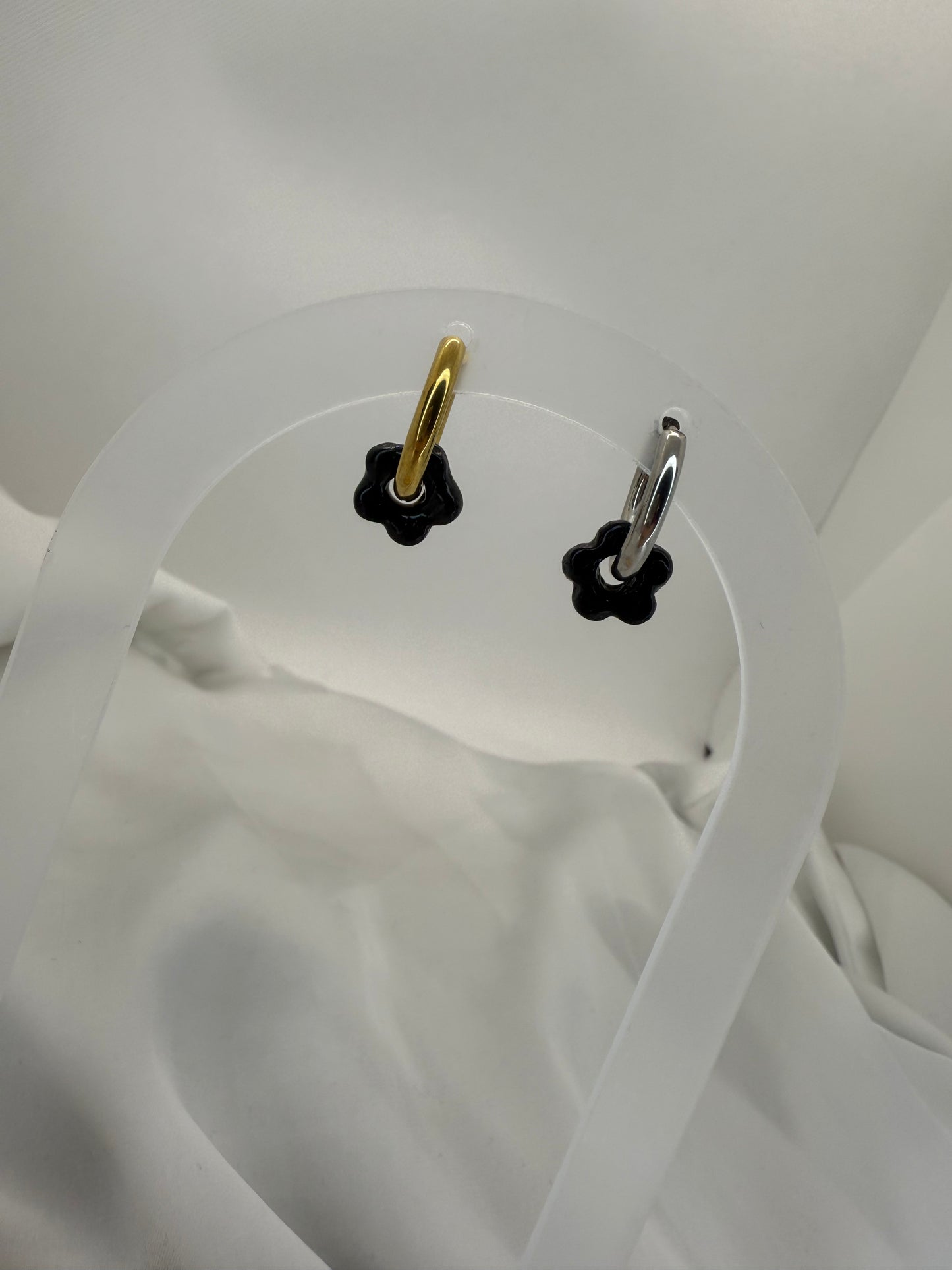 boucles d'oreilles personnalisables en formes de fleurs de 1 cm environ avec cinq branches en pâte polymère, couleur noir.
possibilité de nous demander d'autres couleurs.