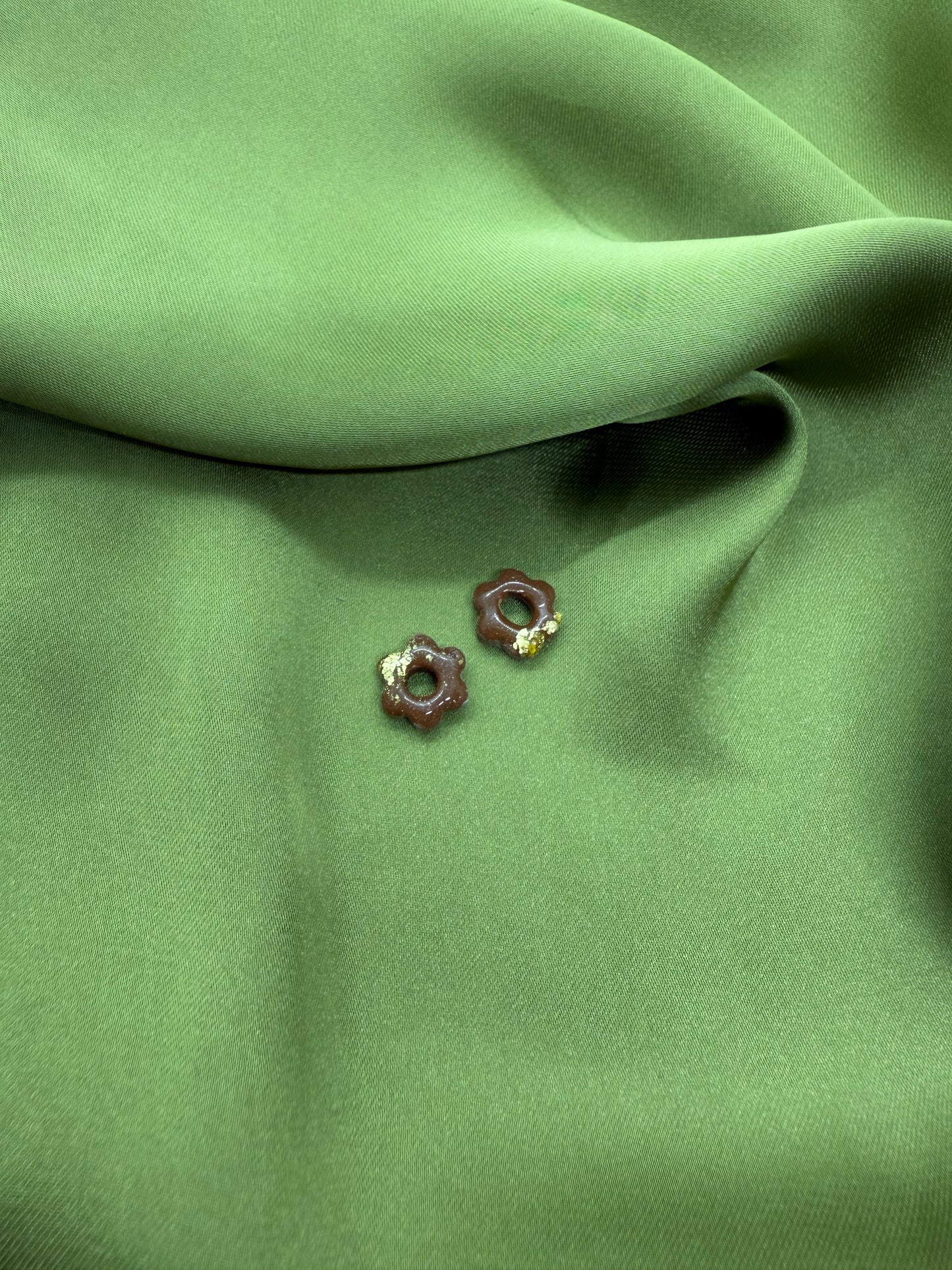 boucles d'oreilles personnalisables en formes de fleurs de 1 cm environ avec six branches en pâte polymère, couleur marron foncé avec des feuilles d'or.
possibilité de nous demander d'autres couleurs.