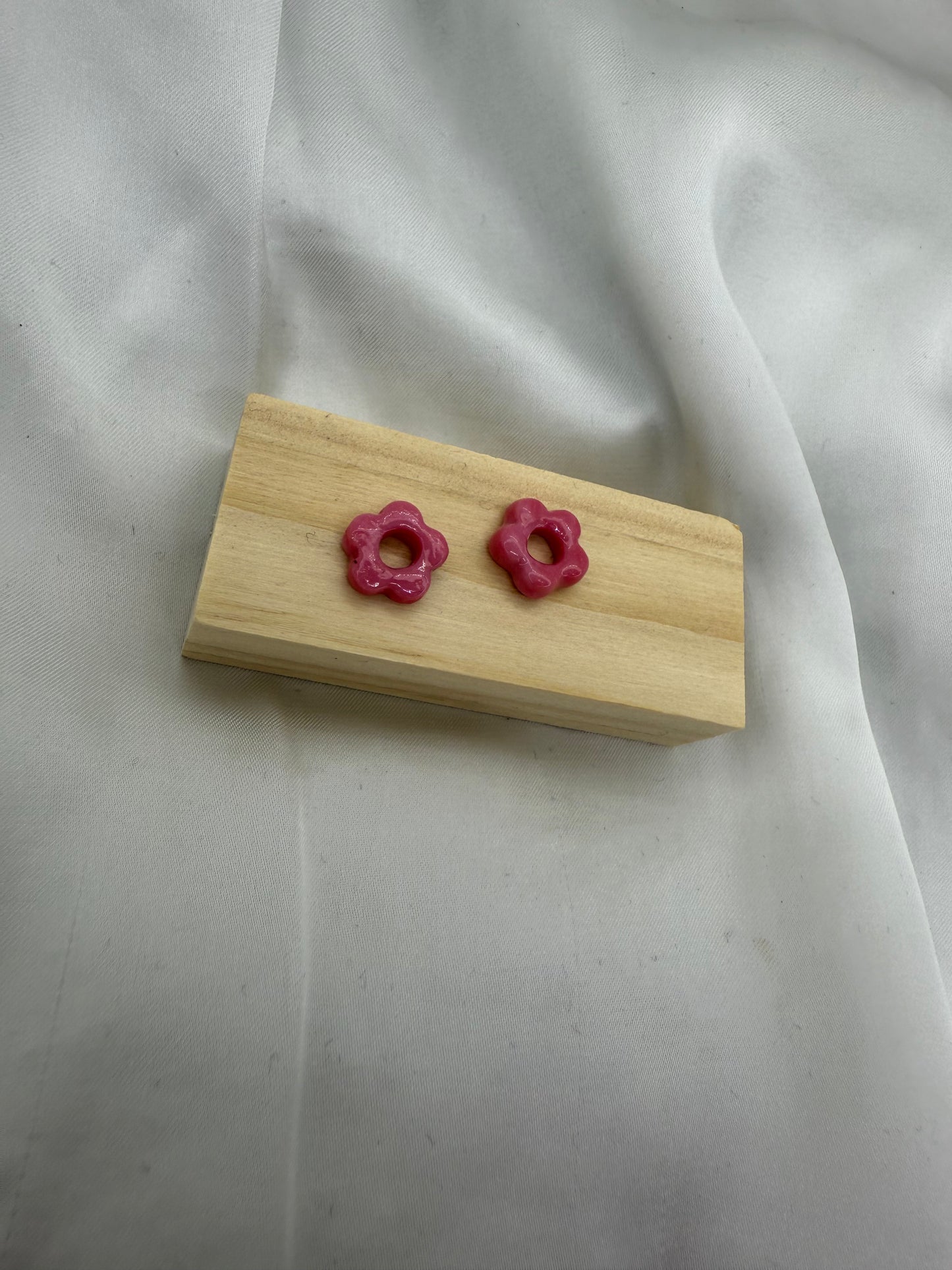 boucles d'oreilles personnalisables en formes de fleurs de 1 cm environ avec cinq branches en pâte polymère, couleur rose fushia.
possibilité de nous demander d'autres couleurs.