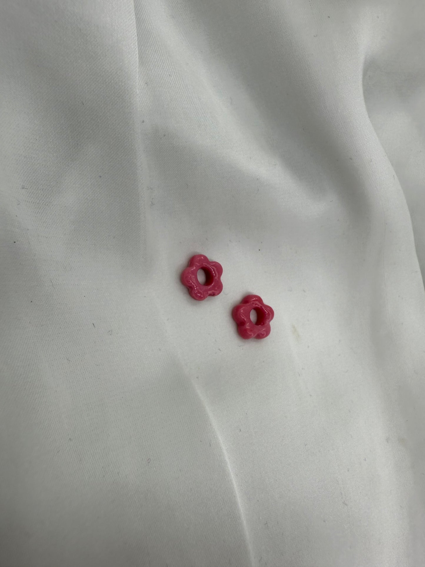 boucles d'oreilles personnalisables en formes de fleurs de 1 cm environ avec cinq branches en pâte polymère, couleur rose fushia.
possibilité de nous demander d'autres couleurs.