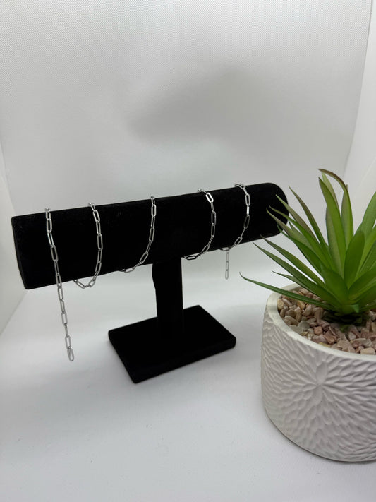 Chaîne en acier inoxydable argenté, maille rectangle d'une largeur de 4 mm, possibilité de choisir la longueur entre 35, 45 et 60 cm. 