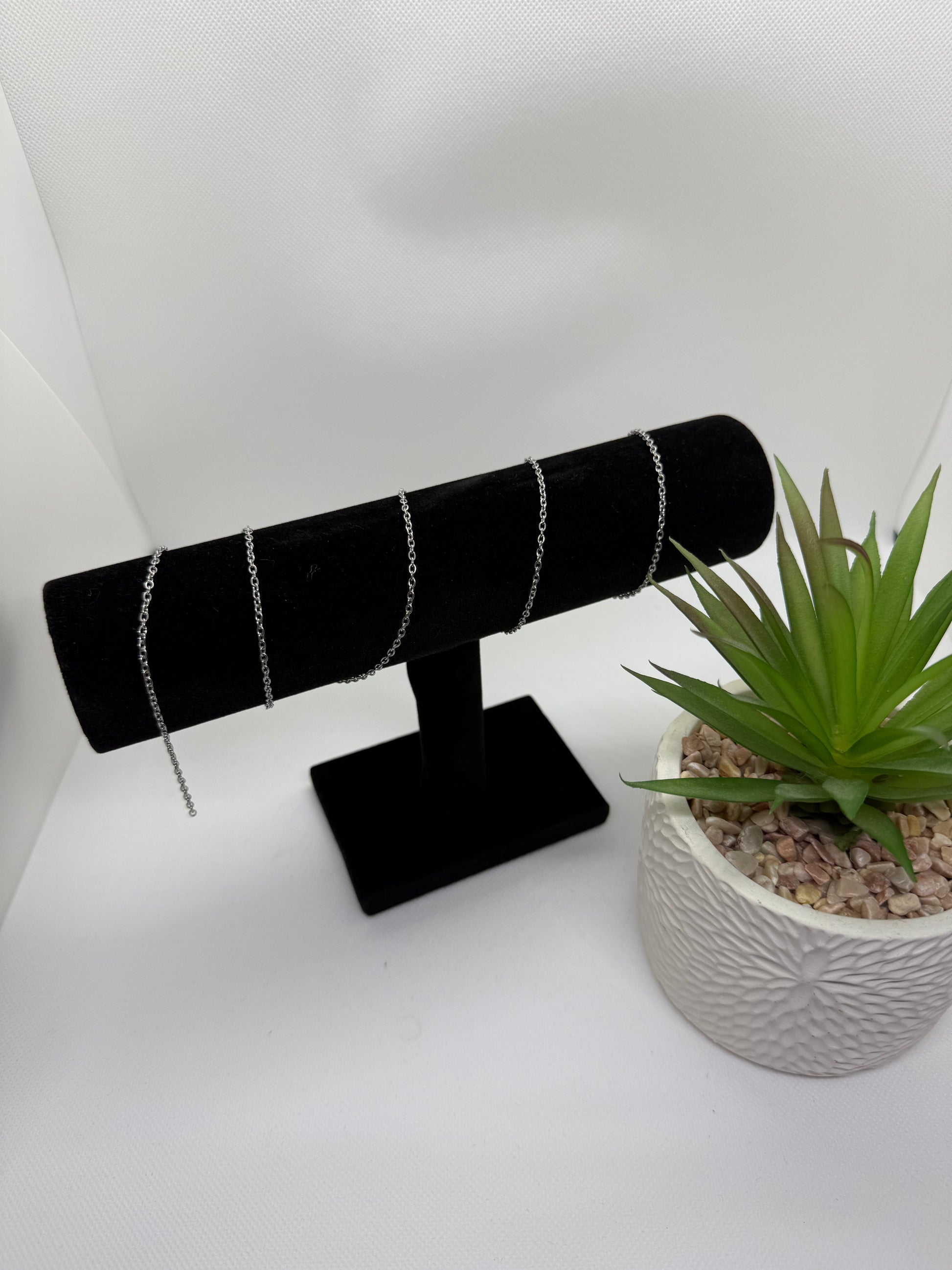 Chaîne en acier inoxydable argenté, maille fine forçat d'une largeur de 3 mm, possibilité de choisir la longueur entre 35, 45 et 60 cm. 