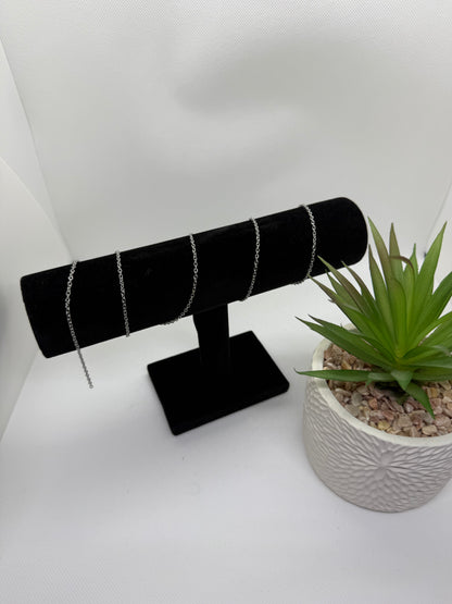 Chaîne en acier inoxydable argenté, maille fine forçat d'une largeur de 3 mm, possibilité de choisir la longueur entre 35, 45 et 60 cm. 