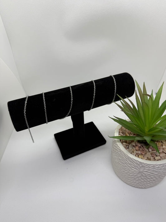 Chaîne en acier inoxydable argenté, maille fine forçat d'une largeur de 3 mm, possibilité de choisir la longueur entre 35, 45 et 60 cm. 