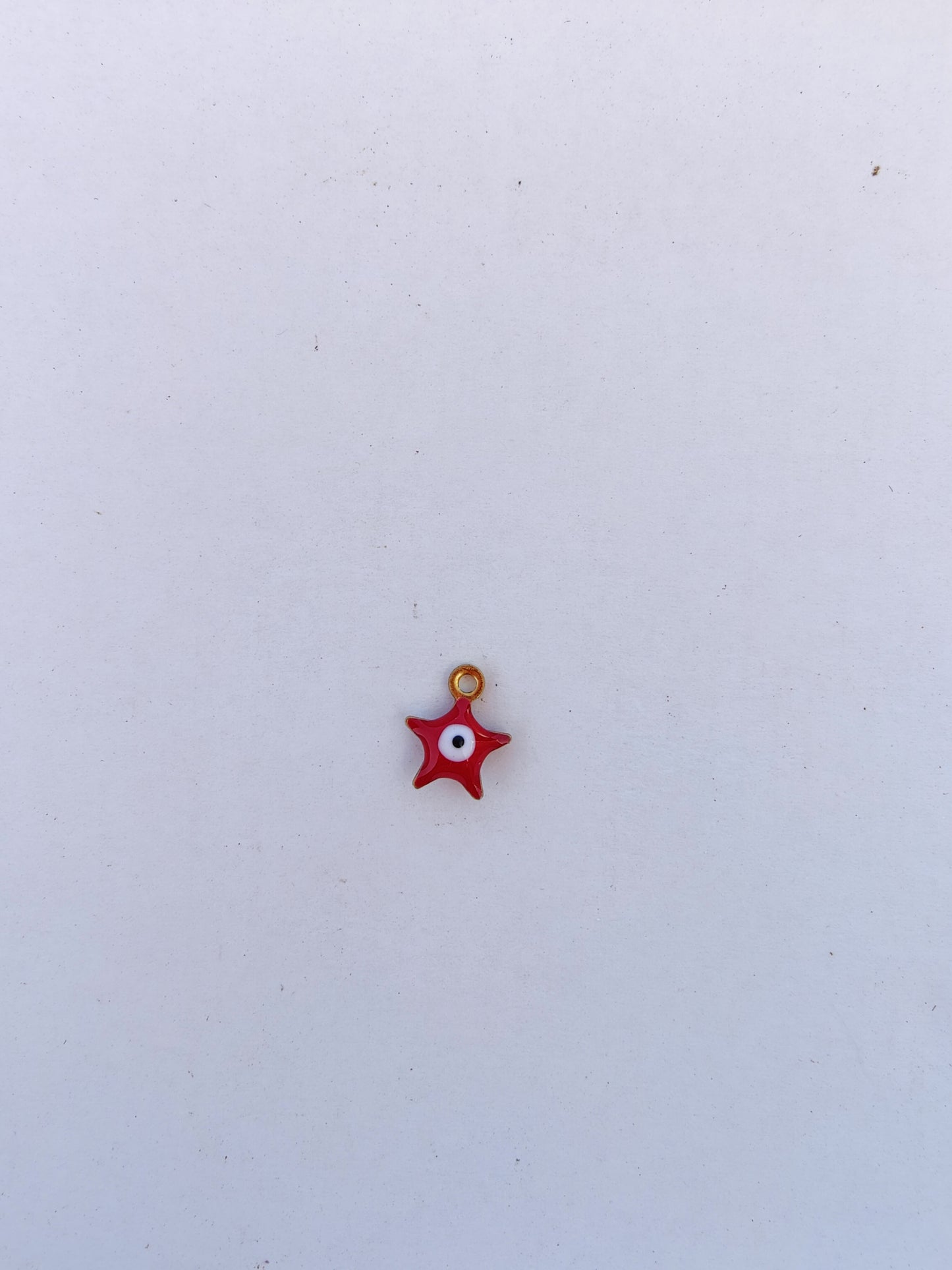 Charm étoile rouge en acier inoxydable, parfait pour personnaliser vos bijoux avec élégance.