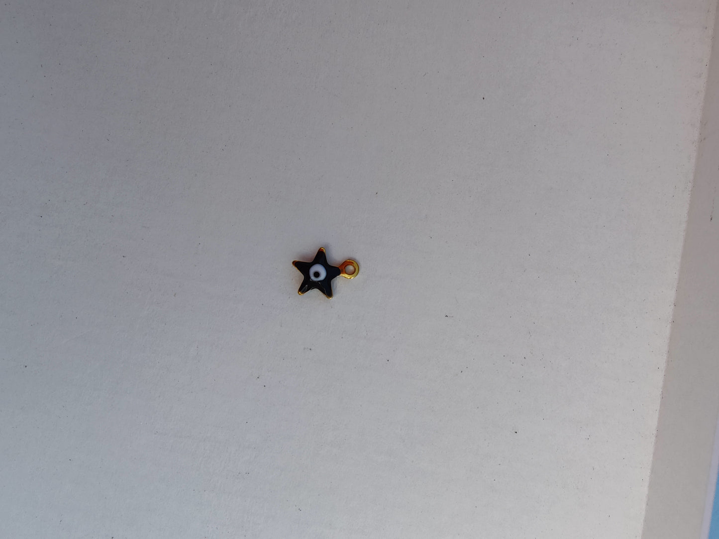 Charm en acier inoxydable en forme d'étoile multicolore, parfait pour personnaliser vos bijoux.