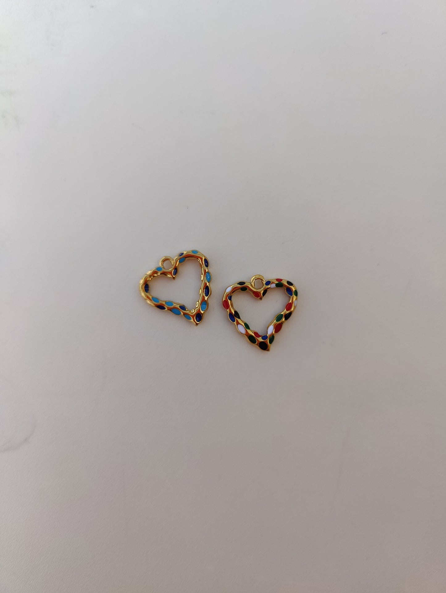 Charms Coeurs – Delicate heart-shaped stainless steel charms in colorful enamel design, perfect for personalized jewelry.