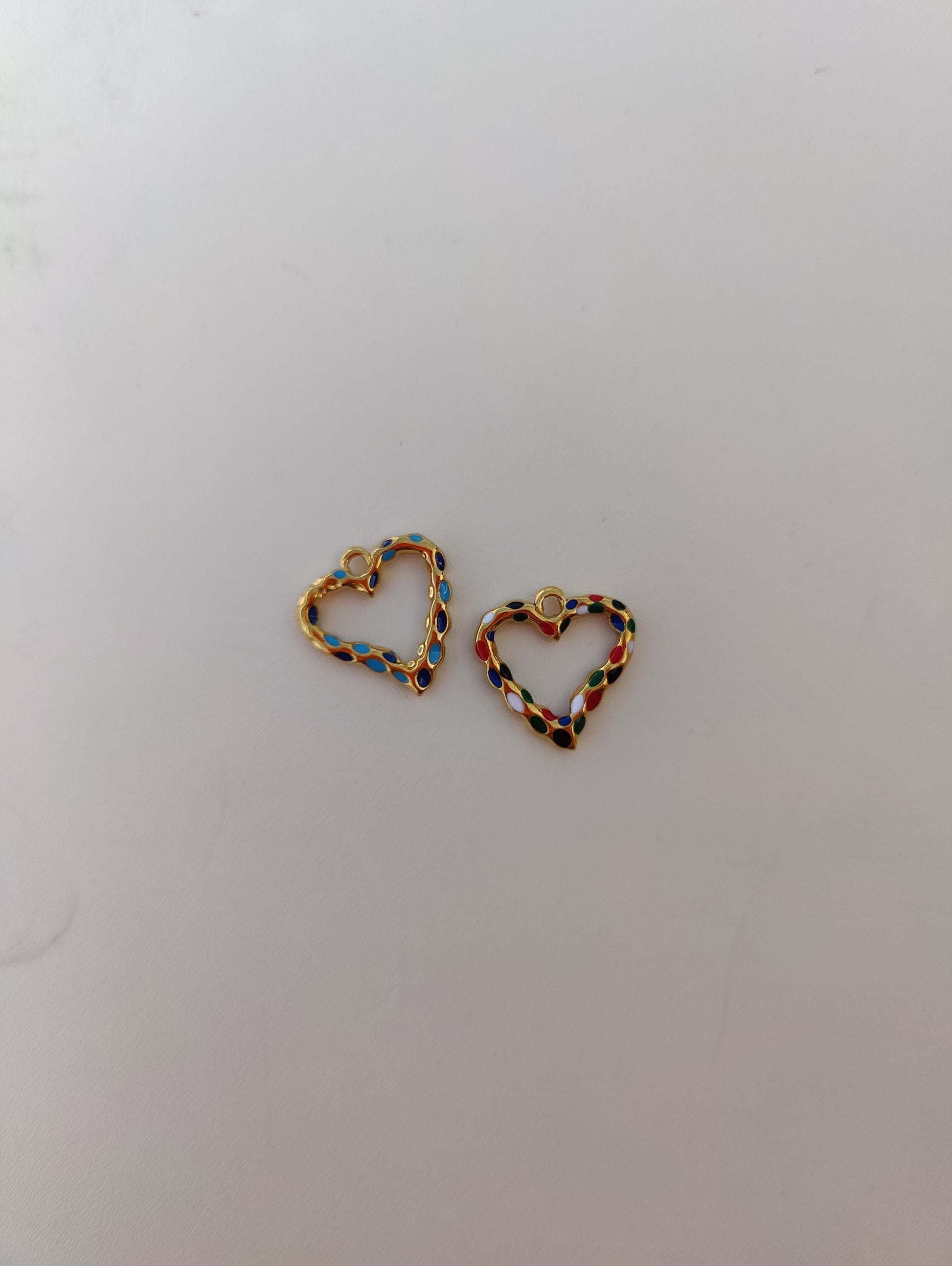 Charms Coeurs – Delicate heart-shaped stainless steel charms in colorful enamel design, perfect for personalized jewelry.