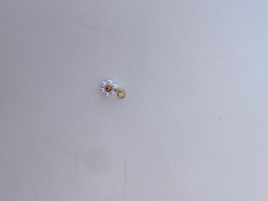 Charm fleurs dorées en acier inoxydable, délicat et élégant, parfait pour personnaliser bijoux.