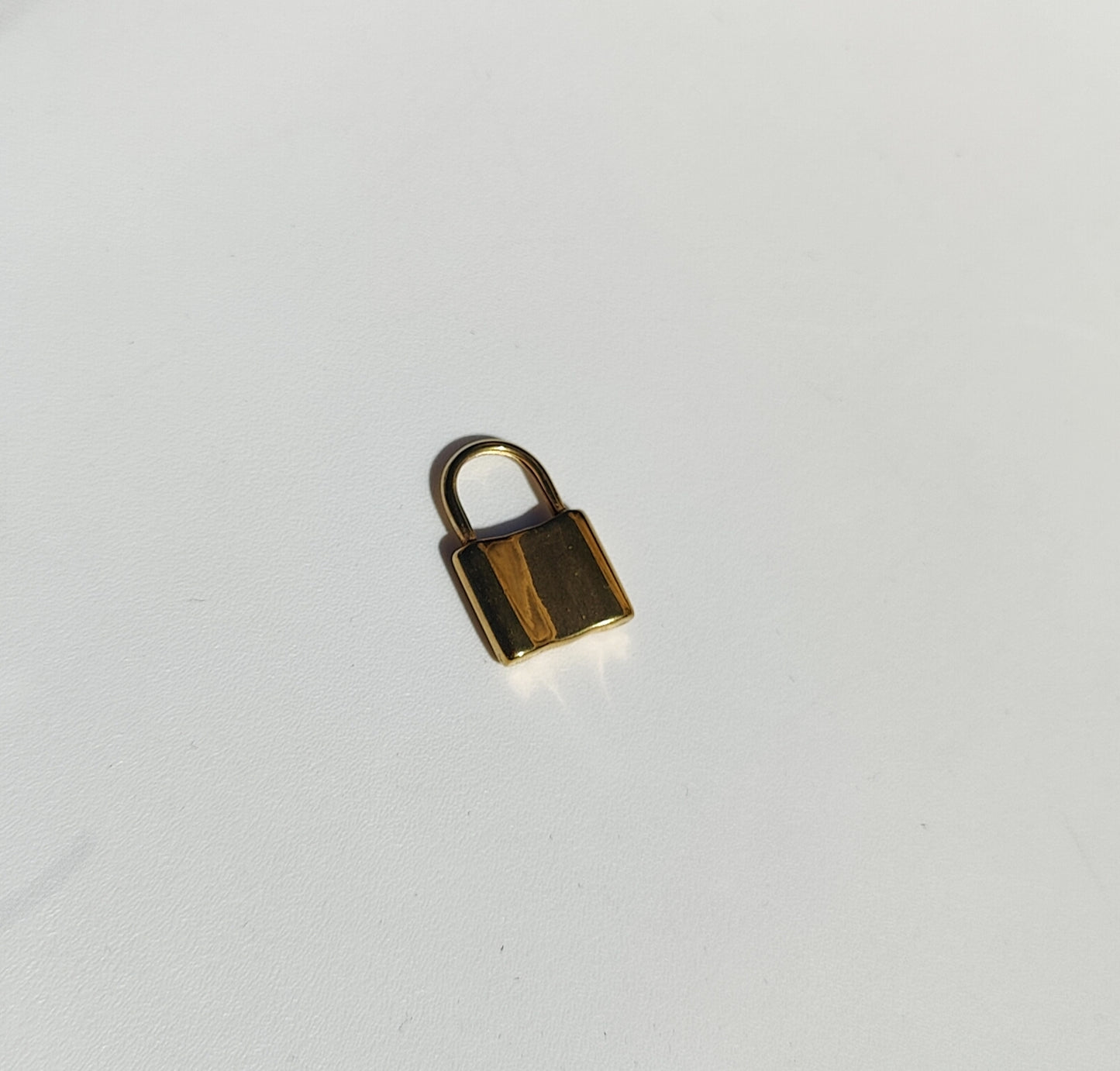 Charm cadenas doré en acier inoxydable, élégant et durable pour personnaliser vos bijoux.