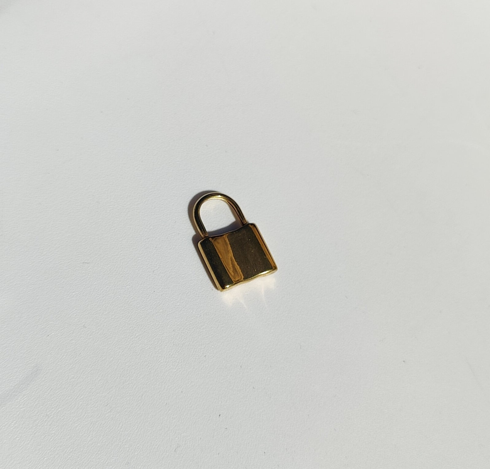 Charm cadenas doré en acier inoxydable, élégant et durable pour personnaliser vos bijoux.