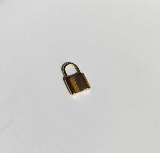 Charm cadenas doré en acier inoxydable, élégant et durable pour personnaliser vos bijoux.