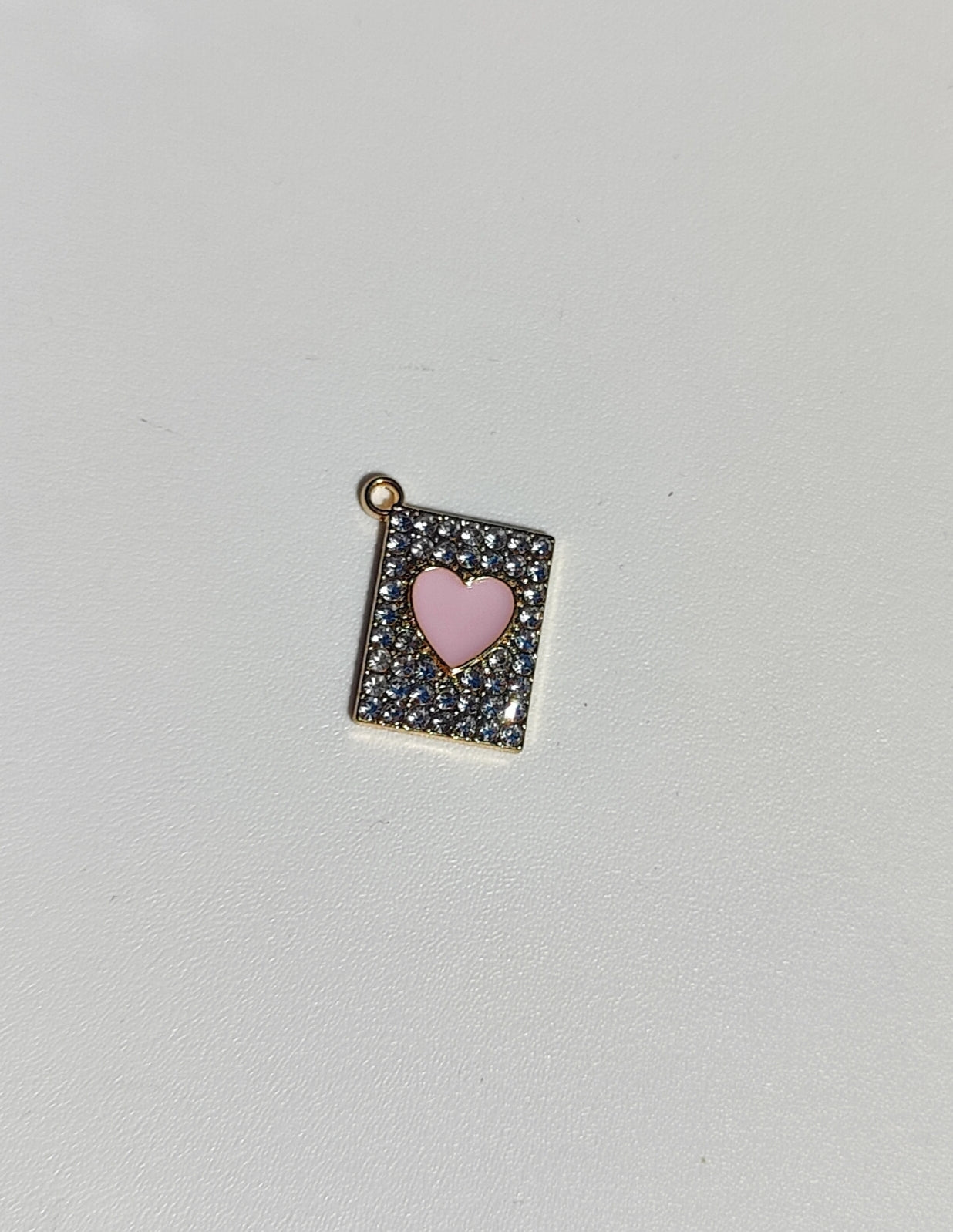 Charm en acier inoxydable avec cœur rose et paillettes, idéal pour personnaliser vos bijoux.