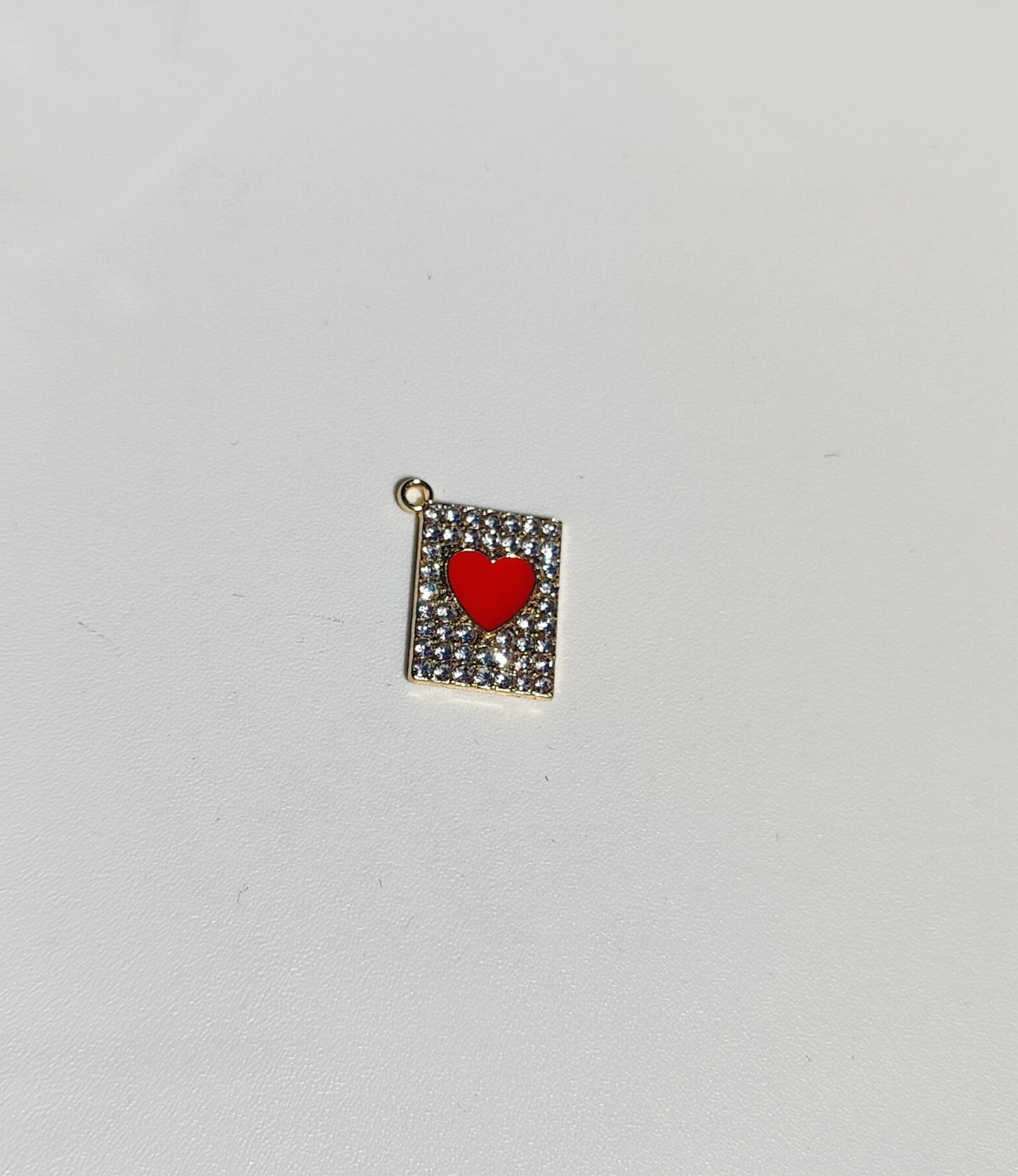 Charm en acier inoxydable avec cœur rouge et paillettes, idéal pour personnaliser vos bijoux.