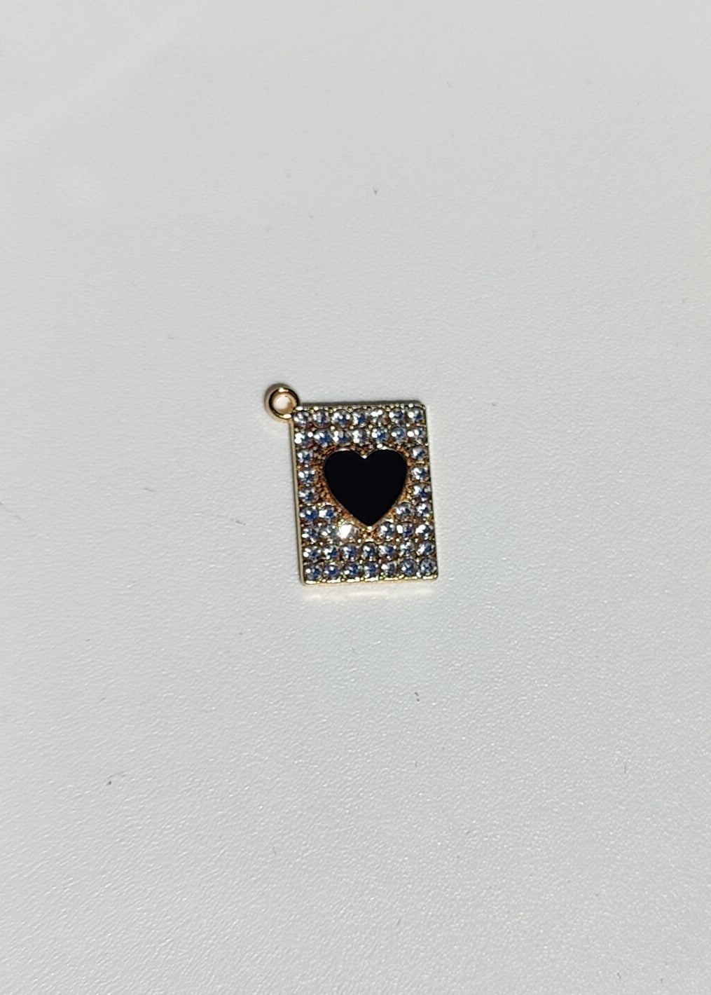 Charm en acier inoxydable avec cœur noir et paillettes pour personnaliser bijoux élégants.