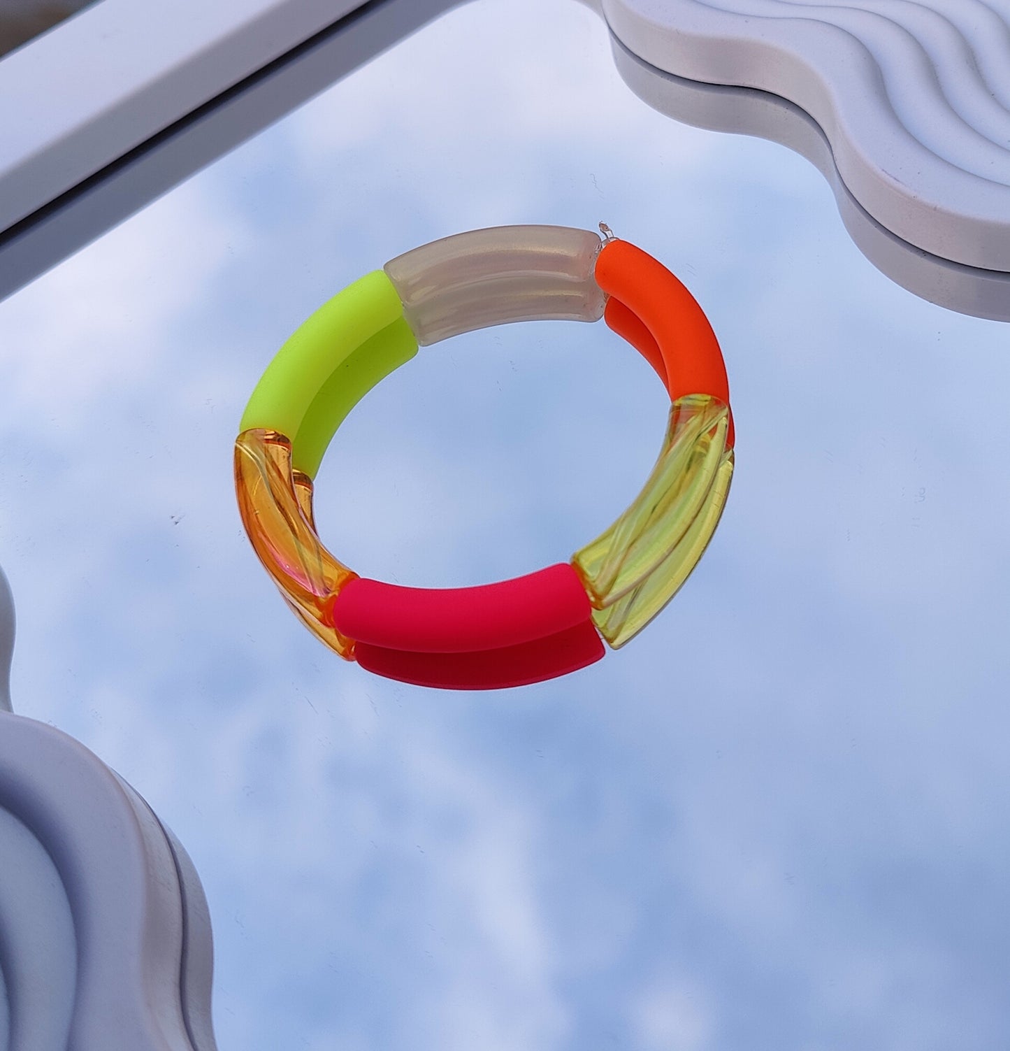 Bracelet élastique, perles tubes colorés