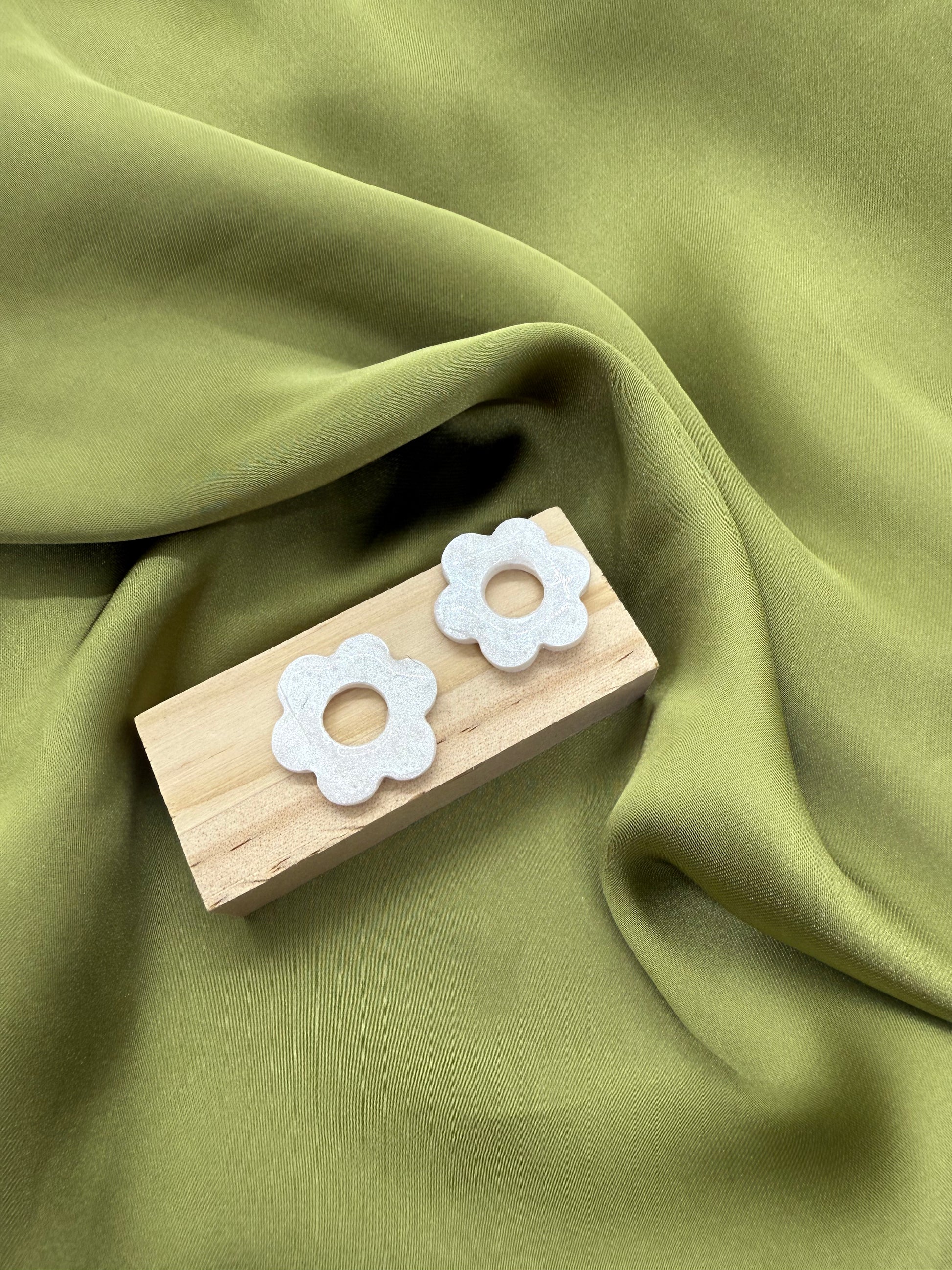 boucles d'oreilles personnalisables en formes de fleurs de 2,5 cm environ avec six branches en pâte polymère, blanc nacré
possibilité de nous demander d'autres couleurs.