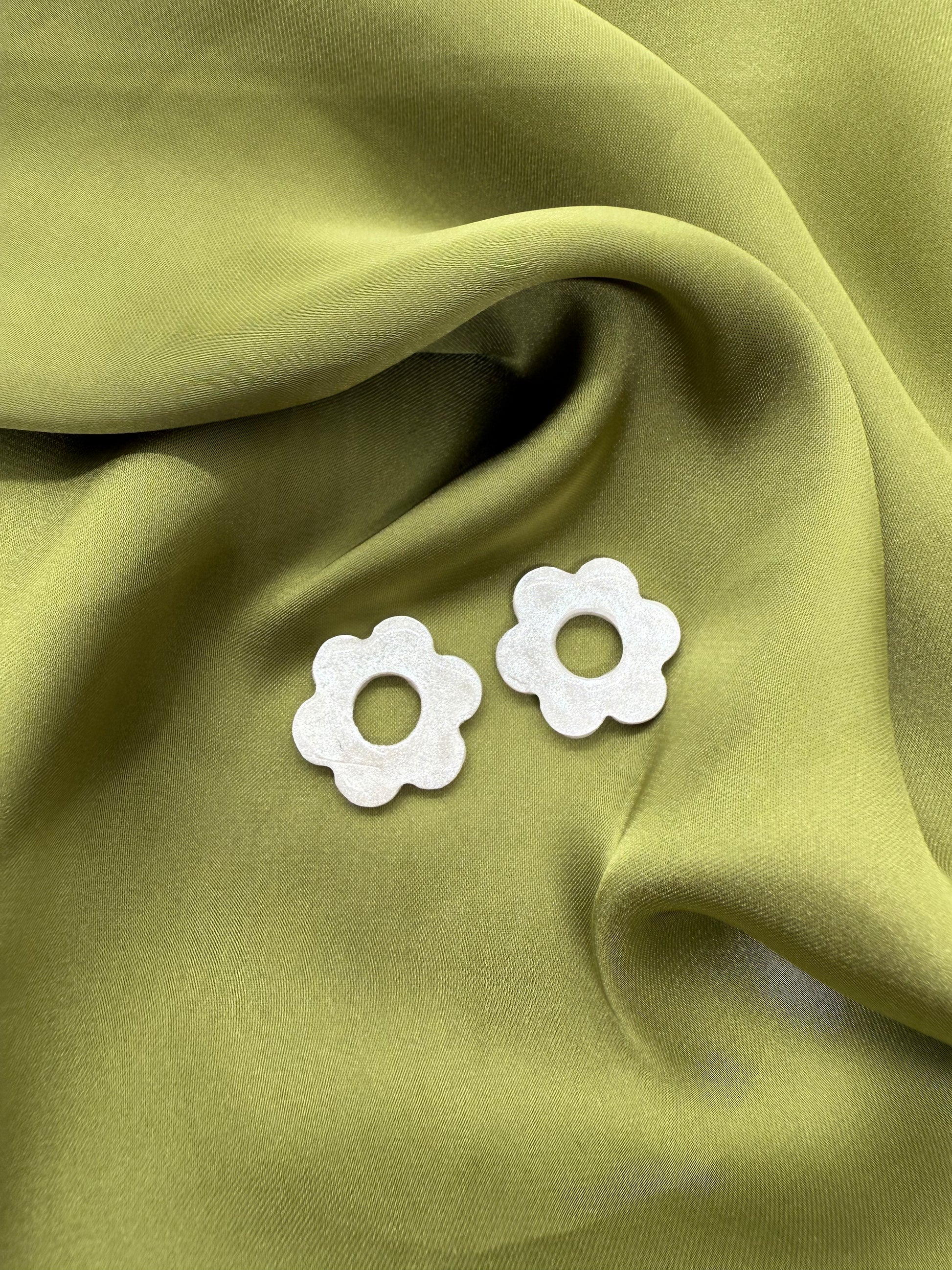 boucles d'oreilles personnalisables en formes de fleurs de 2,5cm environ avec six branches en pâte polymère, blanc nacré
possibilité de nous demander d'autres couleurs.