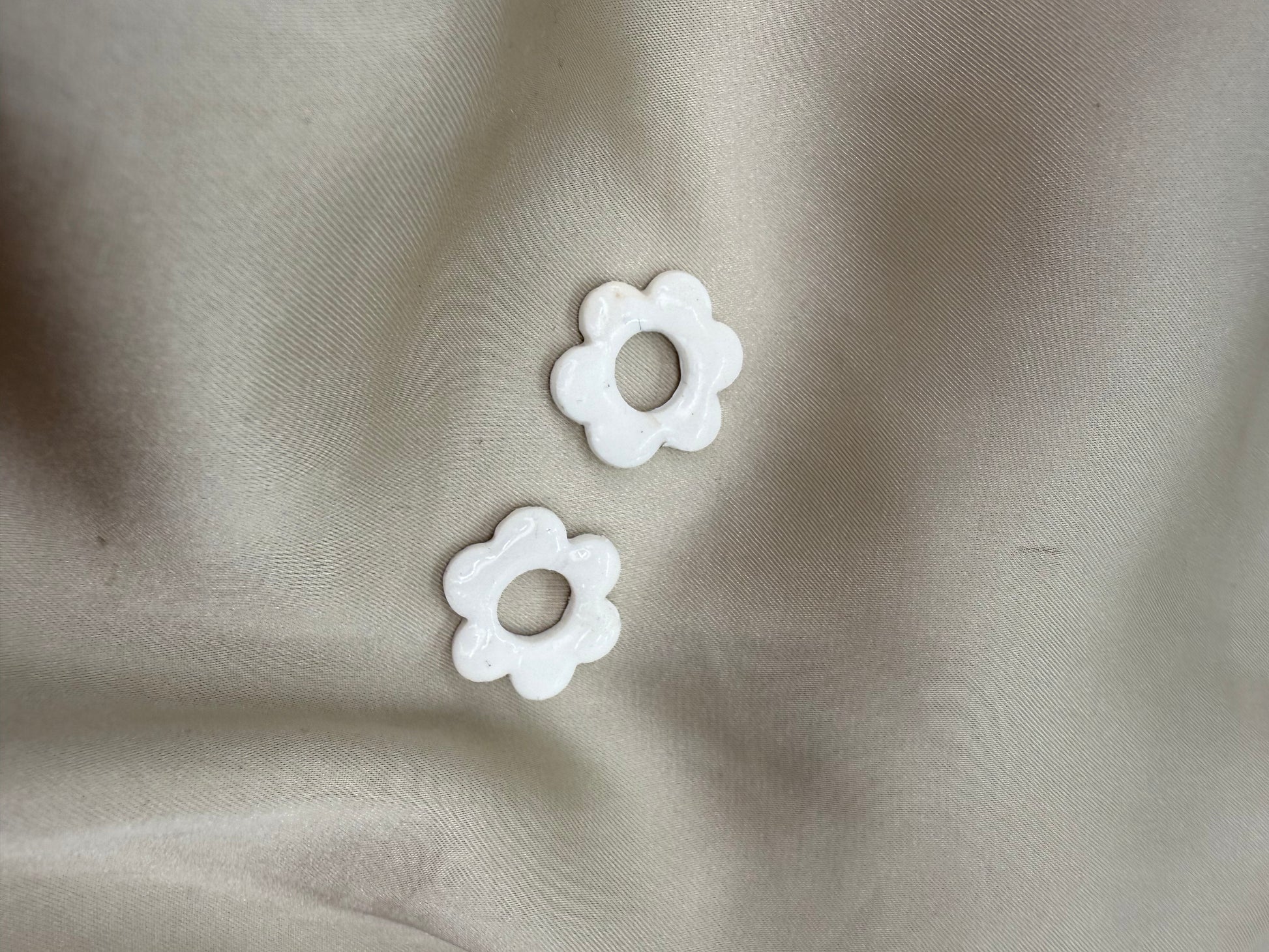 boucles d'oreilles personnalisables en formes de fleurs de 2,5cm environ avec six branches en pâte polymère, couleur blanche.
possibilité de nous demander d'autres couleurs.