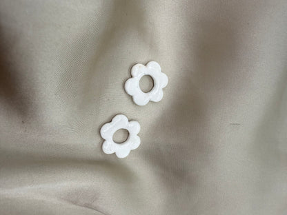 boucles d'oreilles personnalisables en formes de fleurs de 2,5cm environ avec six branches en pâte polymère, couleur blanche.
possibilité de nous demander d'autres couleurs.