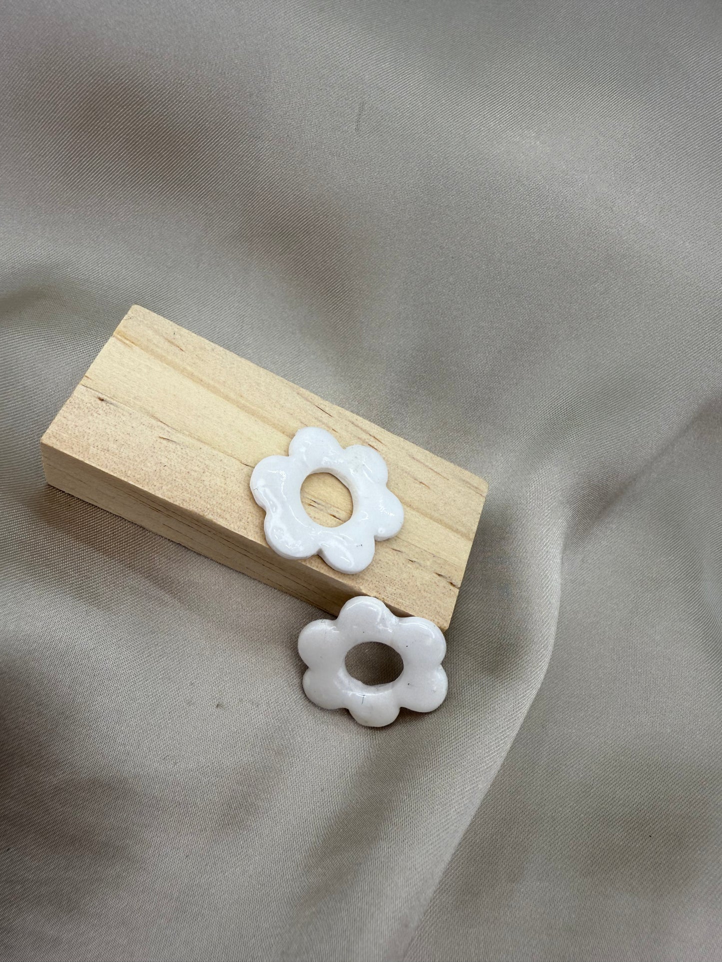 boucles d'oreilles personnalisables en formes de fleurs de 2,5cm environ avec cinq branches en pâte polymère, couleur blanche.
possibilité de nous demander d'autres couleurs.