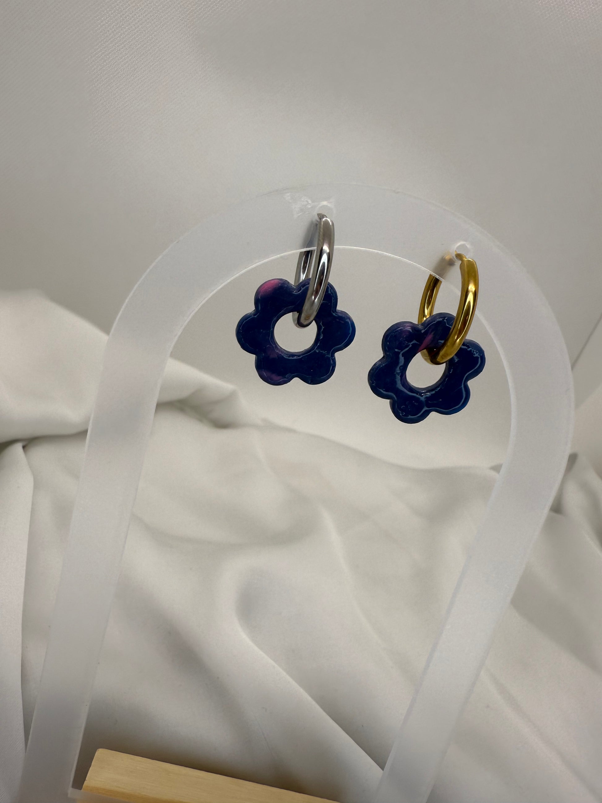 boucles d'oreilles personnalisables en formes de fleurs de 2,5cm environ avec six branches en pâte polymère, couleur bleu foncé. 
possibilité de nous demander d'autres couleurs.
avec légèrement du rose pâle