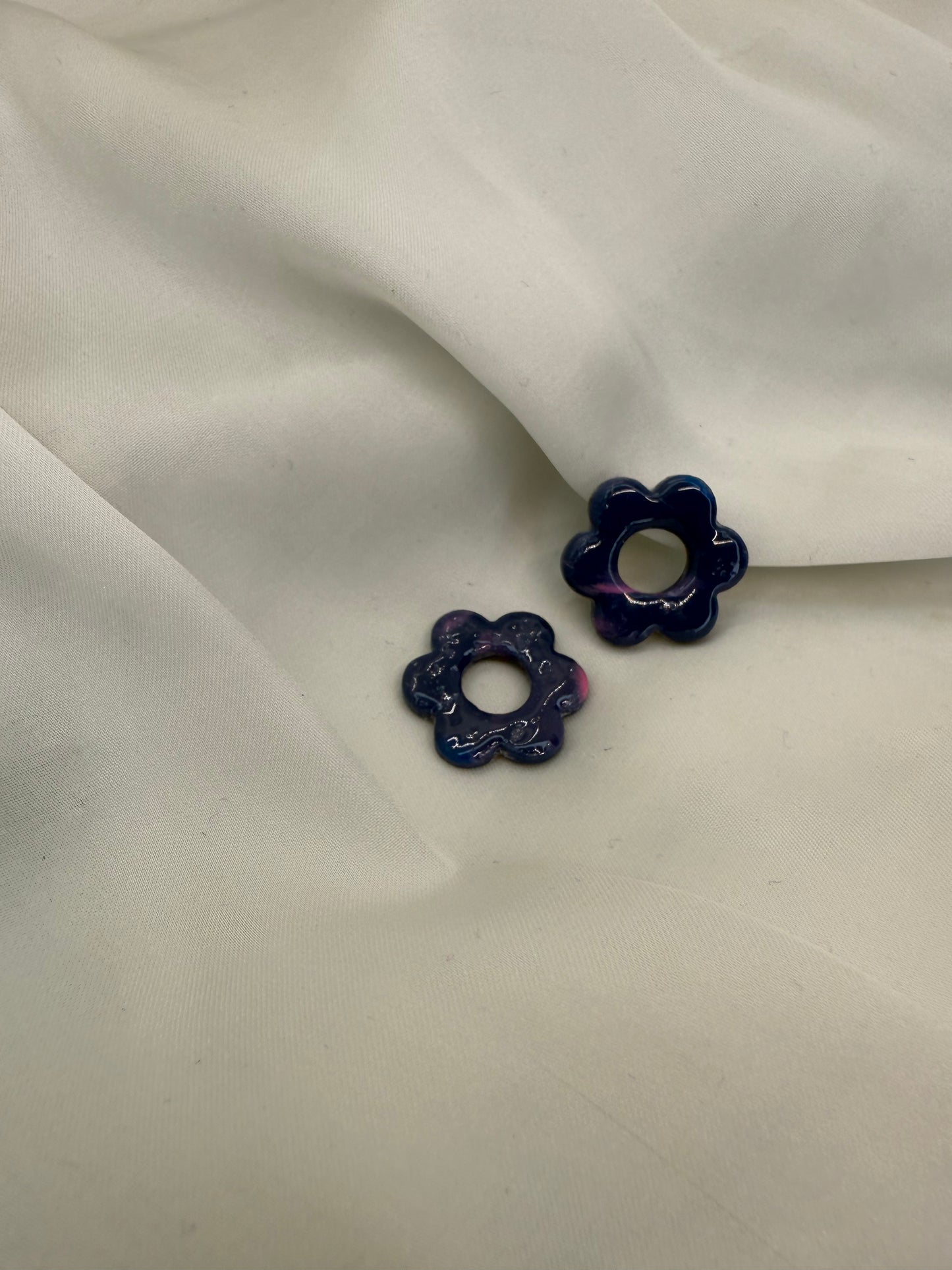 boucles d'oreilles personnalisables en formes de fleurs de 2,5cm environ avec six branches en pâte polymère, couleur bleu nuit avec des légères traces de rose pale .
possibilité de nous demander d'autres couleurs.