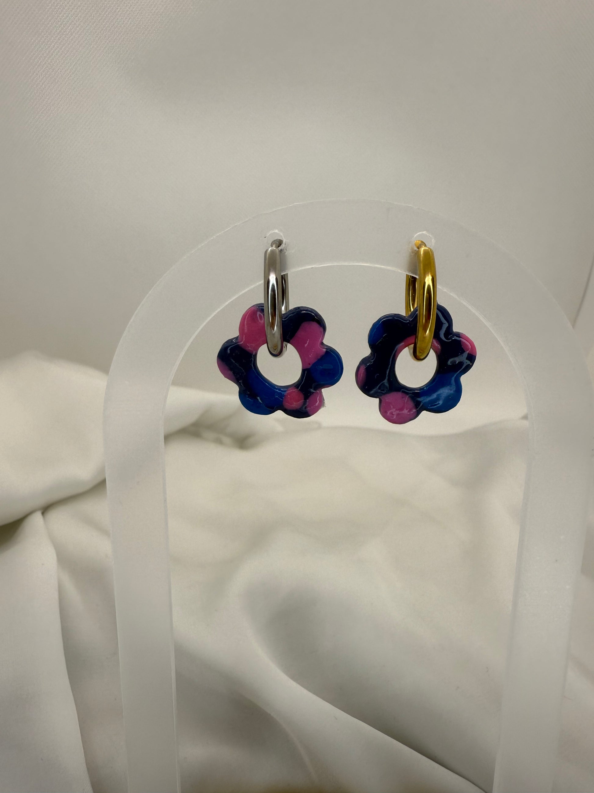 boucles d'oreilles personnalisables en formes de fleurs de 2,5cm environ avec six branches en pâte polymère, couleur bleu foncé avec des tâches rose et bleu électrique.
possibilité de nous demander d'autres couleurs.
