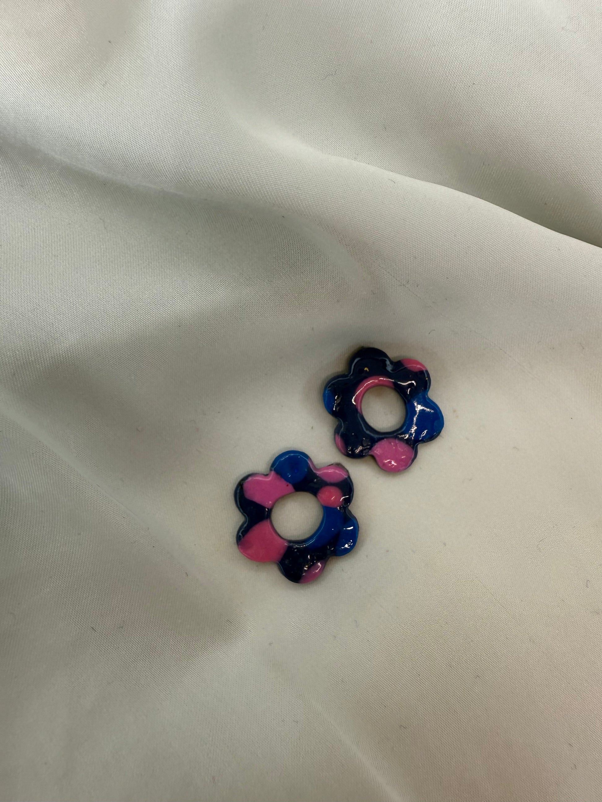 boucles d'oreilles personnalisables en formes de fleurs de 2,5cm environ avec six branches en pâte polymère, couleur bleu nuit avec des tâches rose pâle et bleu électrique. 
possibilité de nous demander d'autres couleurs.
