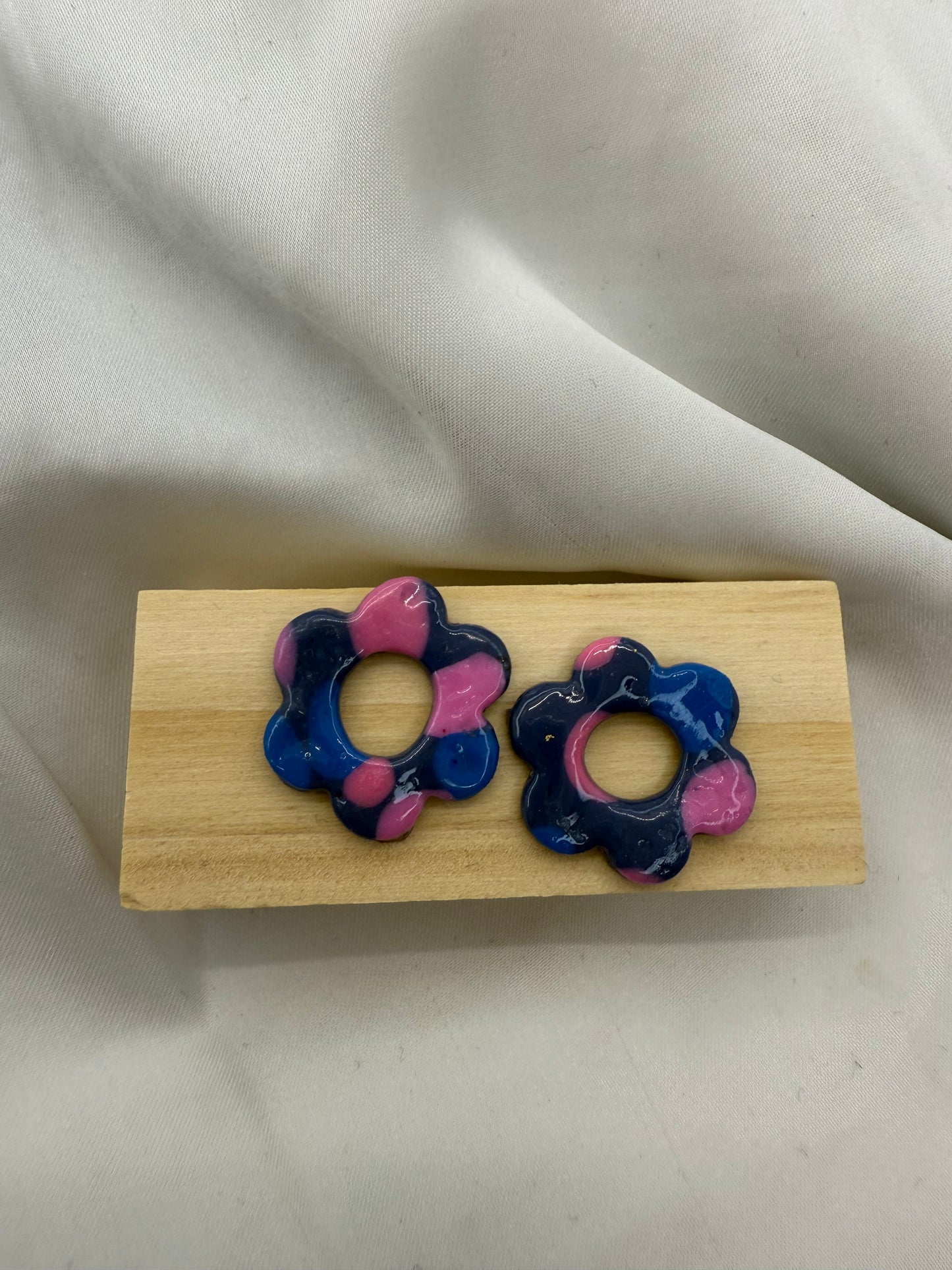 boucles d'oreilles personnalisables en formes de fleurs de 2,5cm environ avec six branches en pâte polymère, couleur bleu nuit avec des tâches rose pâle et bleu électrique. 
possibilité de nous demander d'autres couleurs.
