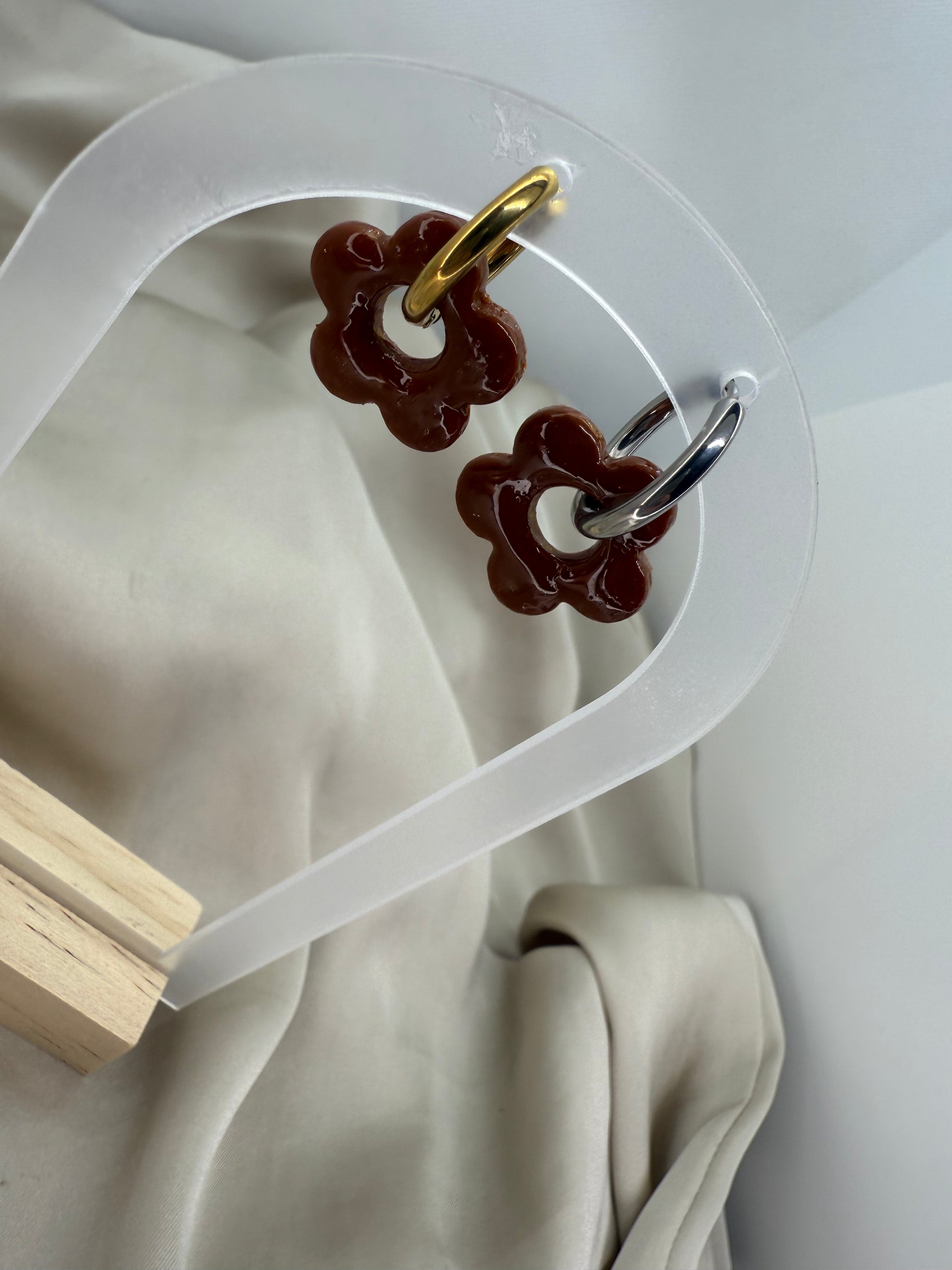 boucles d'oreilles personnalisables en formes de fleurs de 2,5cm environ avec cinq branches en pâte polymère, couleur marron foncé. 
possibilité de nous demander d'autres couleurs.
