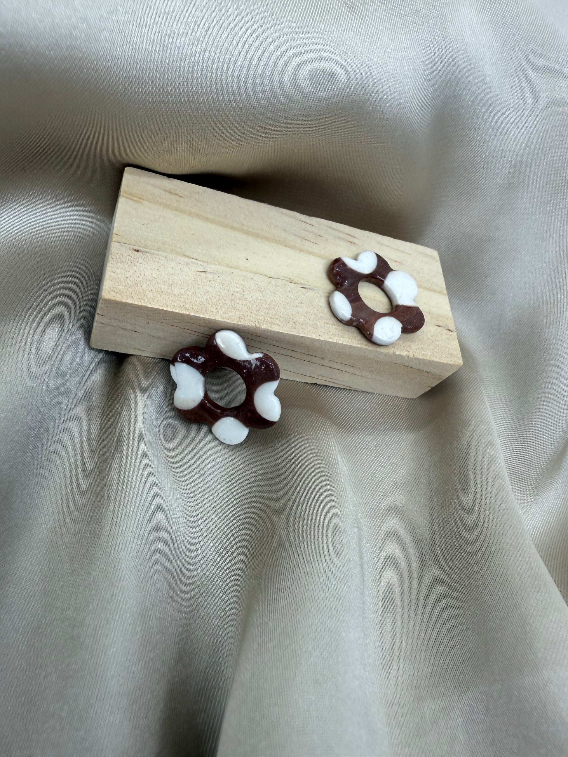 boucles d'oreilles personnalisables en formes de fleurs de 2,5cm environ avec six branches en pâte polymère, couleur marron foncé avec des tâches blanches.
possibilité de nous demander d'autres couleurs.