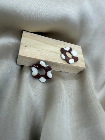 boucles d'oreilles personnalisables en formes de fleurs de 2,5cm environ avec six branches en pâte polymère, couleur marron foncé avec des tâches blanches.
possibilité de nous demander d'autres couleurs.