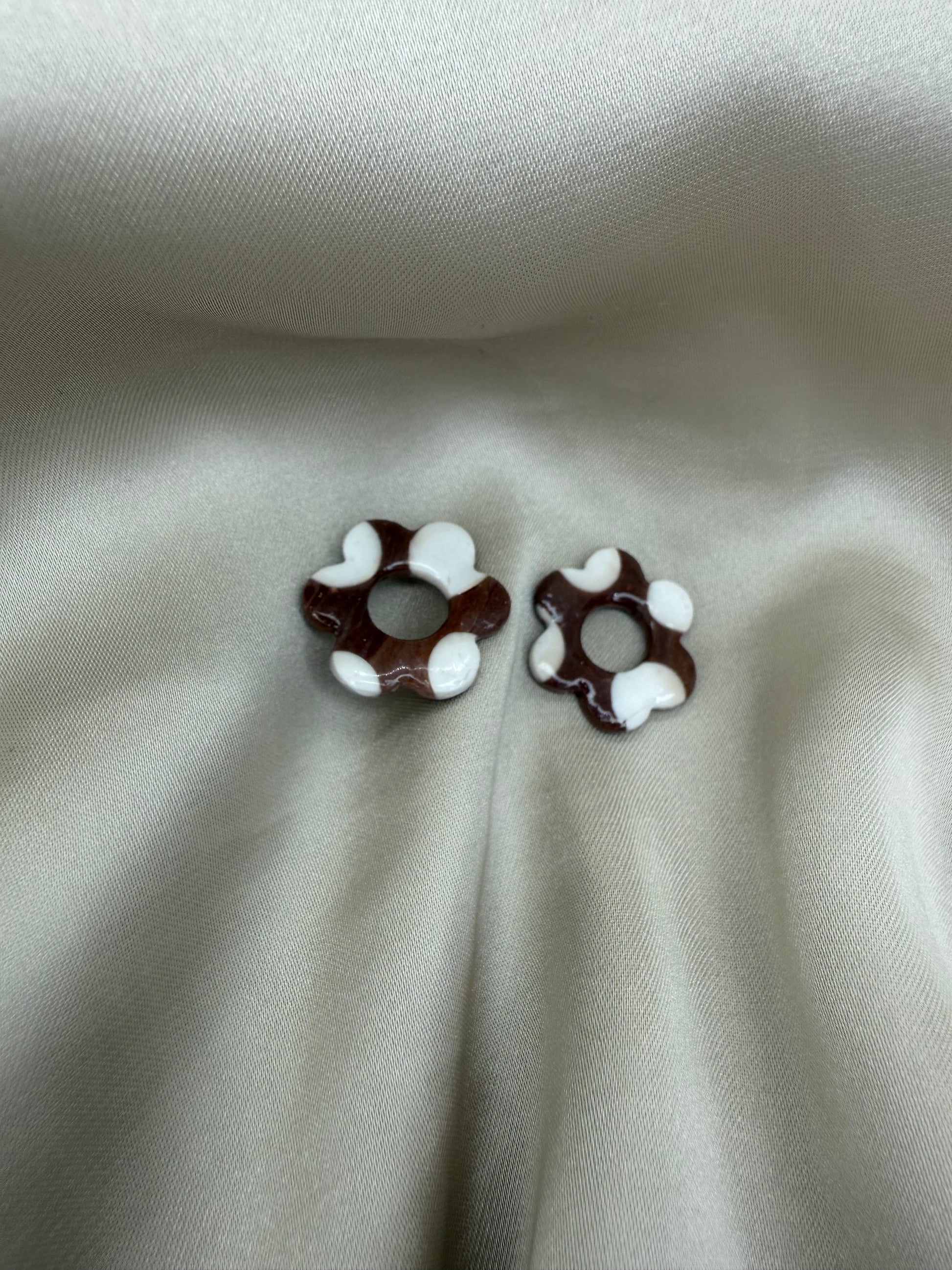 boucles d'oreilles personnalisables en formes de fleurs de 2,5cm environ avec six branches en pâte polymère, couleur marron foncé avec des tâches blanches.
possibilité de nous demander d'autres couleurs.