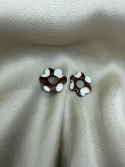 boucles d'oreilles personnalisables en formes de fleurs de 2,5cm environ avec six branches en pâte polymère, couleur marron foncé avec des tâches blanches.
possibilité de nous demander d'autres couleurs.