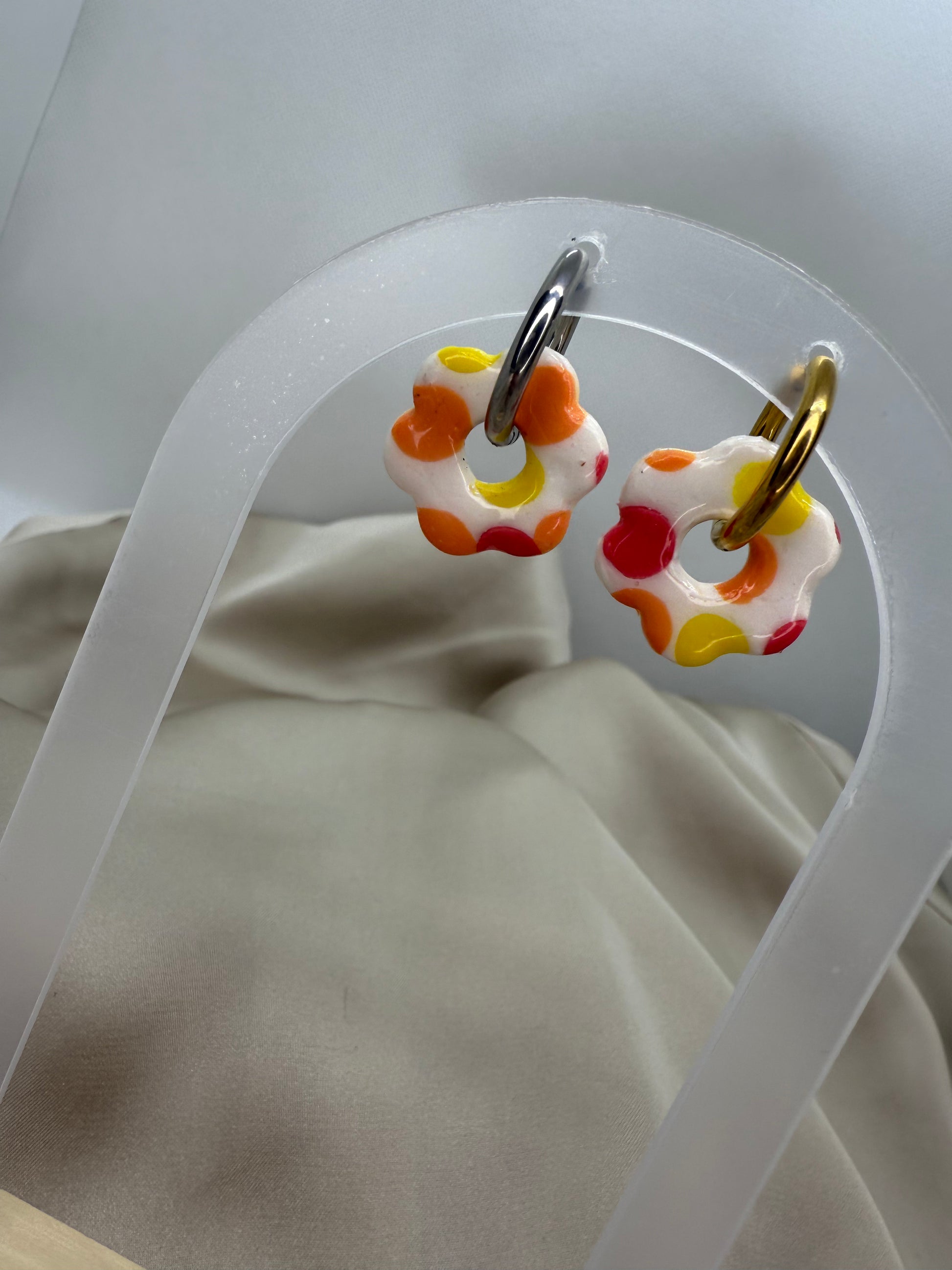 boucles d'oreilles personnalisables en formes de fleurs de 2,5cm environ avec six branches en pâte polymère, couleur blanc avec des tâches rose jaune et orange. 
possibilité de nous demander d'autres couleurs.
