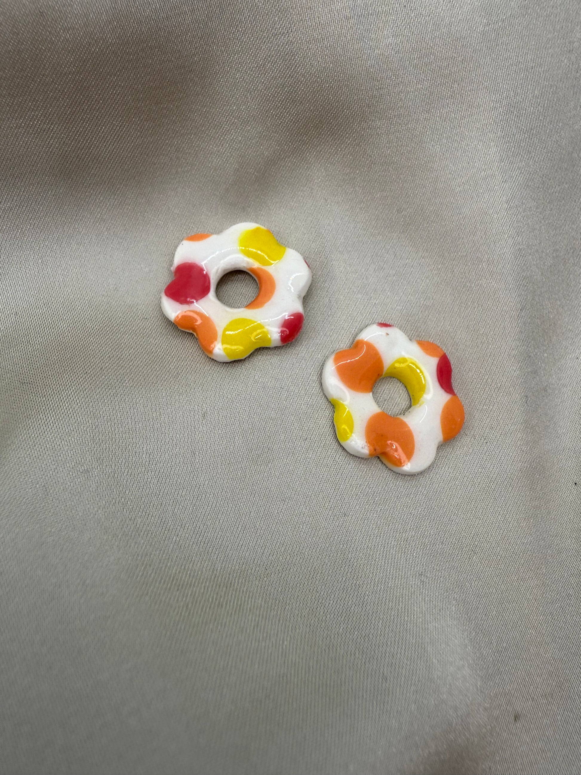 boucles d'oreilles personnalisables en formes de fleurs de 2,5cm environ avec six branches en pâte polymère, couleur blanche à poids orange, jaune et rose.
possibilité de nous demander d'autres couleurs.