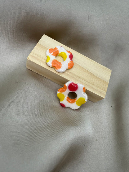 boucles d'oreilles personnalisables en formes de fleurs de 2,5cm environ avec six branches en pâte polymère, couleur blanc avec des tâches rose, jaune et orange.
possibilité de nous demander d'autres couleurs.