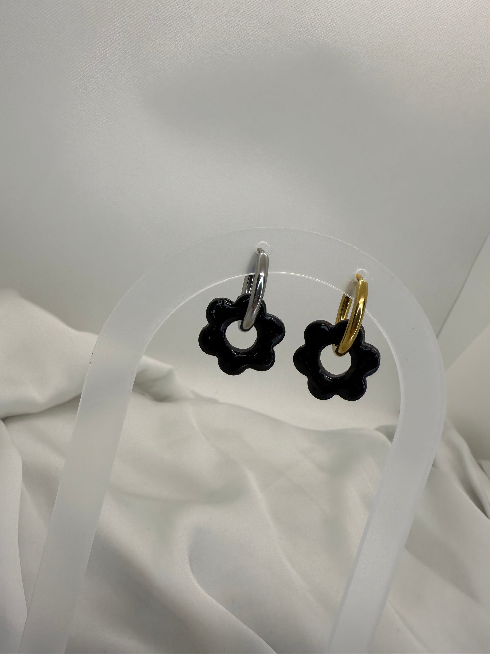 boucles d'oreilles personnalisables en formes de fleurs de 2,5cm environ avec six branches en pâte polymère, couleur noir. 
possibilité de nous demander d'autres couleurs.
