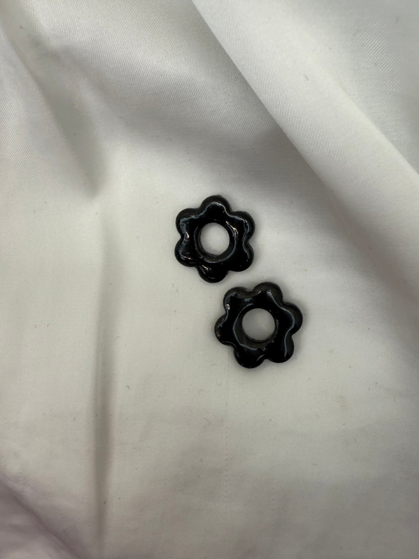 boucles d'oreilles personnalisables en formes de fleurs de 2,5cm environ avec six branches en pâte polymère, couleur noir.
possibilité de nous demander d'autres couleurs.