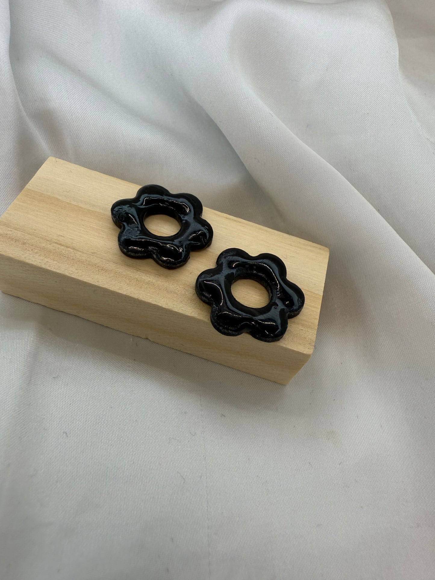 boucles d'oreilles personnalisables en formes de fleurs de 2,5cm environ avec six branches en pâte polymère, couleur noir.

possibilité de nous demander d'autres couleurs.
