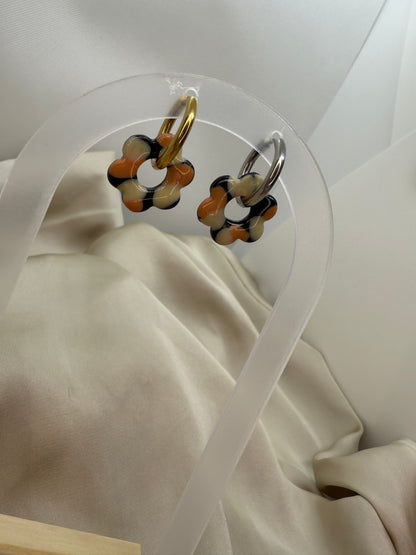 boucles d'oreilles personnalisables en formes de fleurs de 2,5cm environ avec six branches en pâte polymère, couleur noir avec des tâches beige et orange. 
possibilité de nous demander d'autres couleurs.
