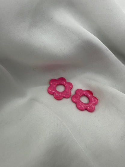 boucles d'oreilles personnalisables en formes de fleurs de 2,5cm environ avec six branches en pâte polymère, couleur rose fushia.
possibilité de nous demander d'autres couleurs.